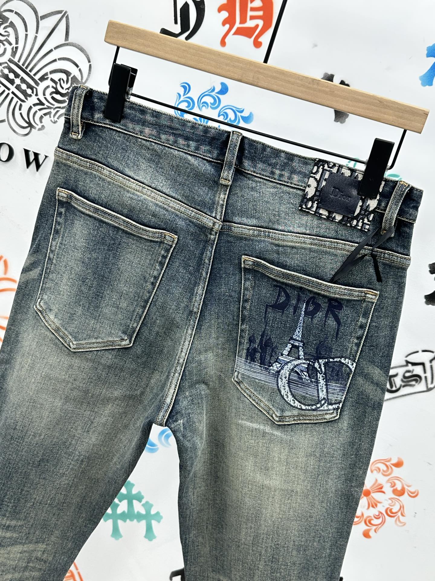 ￼ 。🔥新款现货上市🔥🔥原单爆款牛仔裤👖超级定制款，原版五金，超级重工工艺，版型超赞👍细节做工无可挑剔！