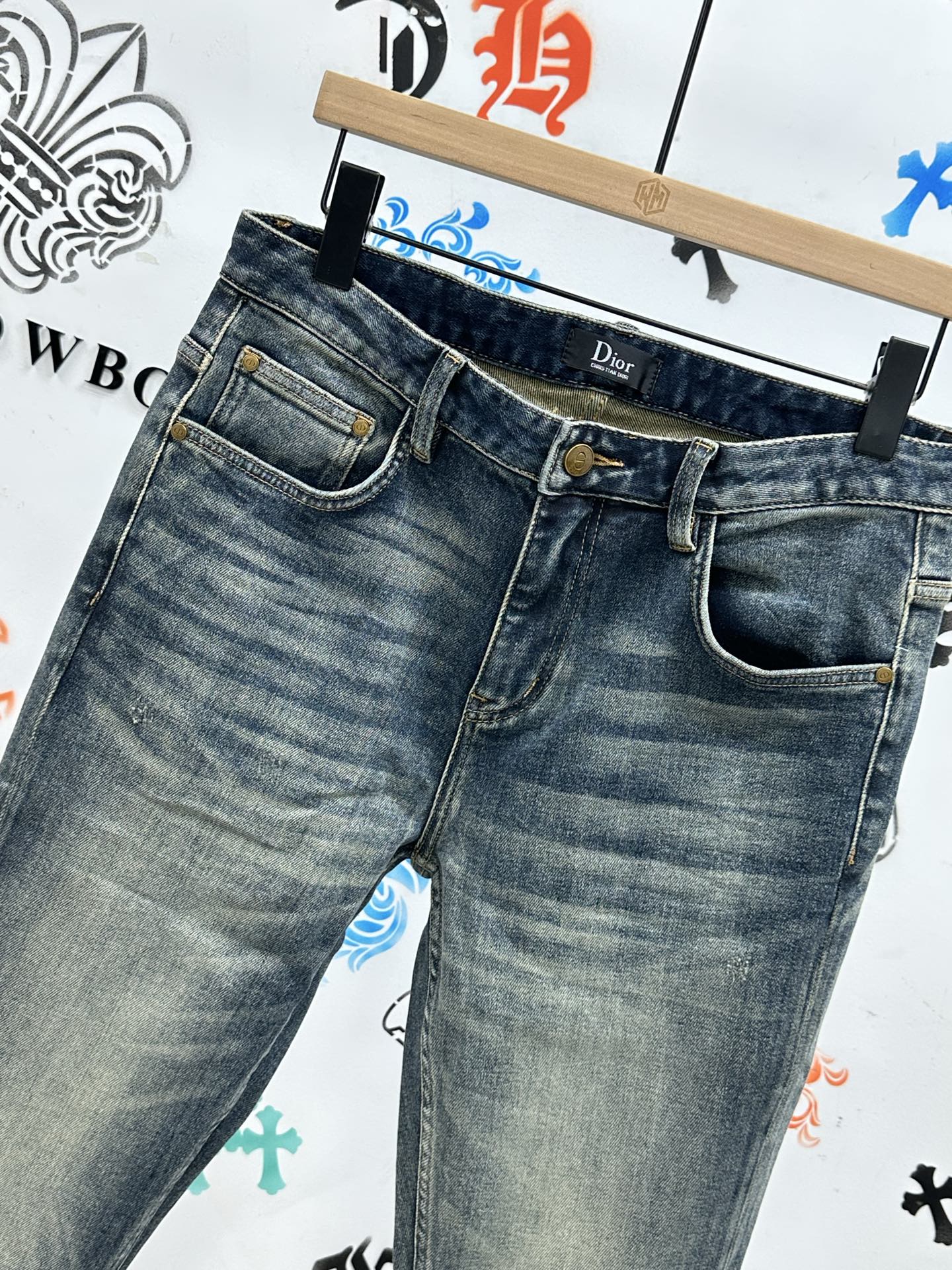 ￼ 。🔥新款现货上市🔥🔥原单爆款牛仔裤👖超级定制款，原版五金，超级重工工艺，版型超赞👍细节做工无可挑剔！