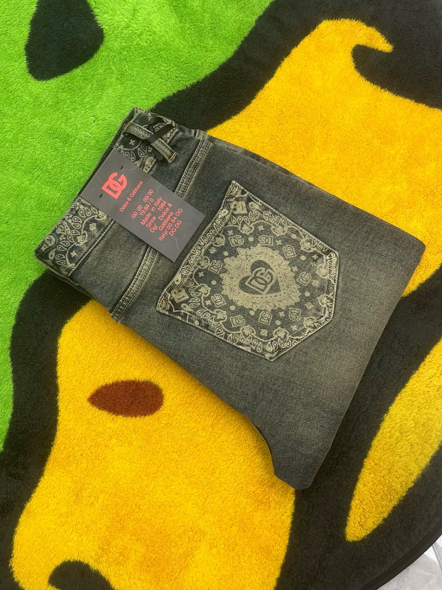 ￼ ￼ ￼ ²⁰²⁵☘️新品🔥独家【首创】❤️原单品质🍒 爆款手绘工艺 🔥牛仔裤👖超级定制款，原版五金，