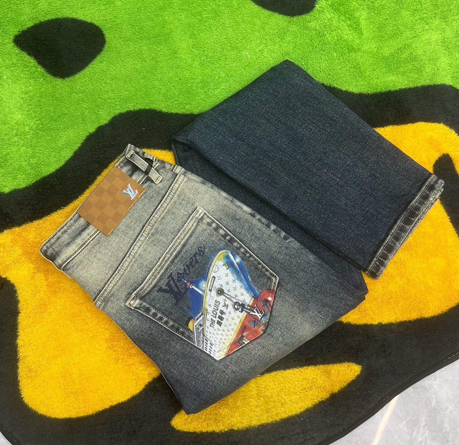 ￼ ￼ ￼ ²⁰²⁵☘️新品🔥独家【首创】❤️原单品质🍒 爆款手绘工艺 🔥牛仔裤👖超级定制款，原版五金，