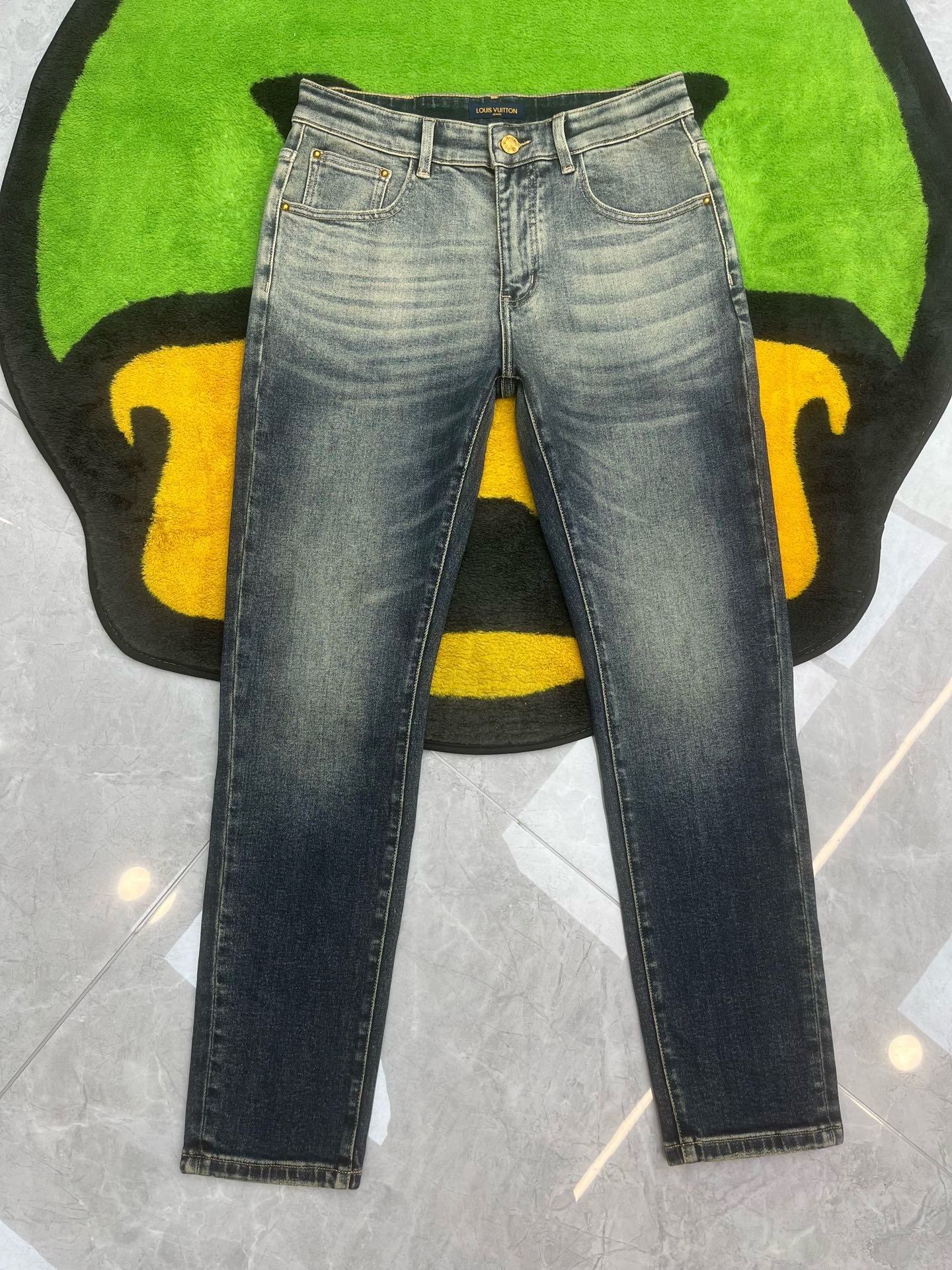 ￼ ￼ ￼ ²⁰²⁵☘️新品🔥独家【首创】❤️原单品质🍒 爆款手绘工艺 🔥牛仔裤👖超级定制款，原版五金，