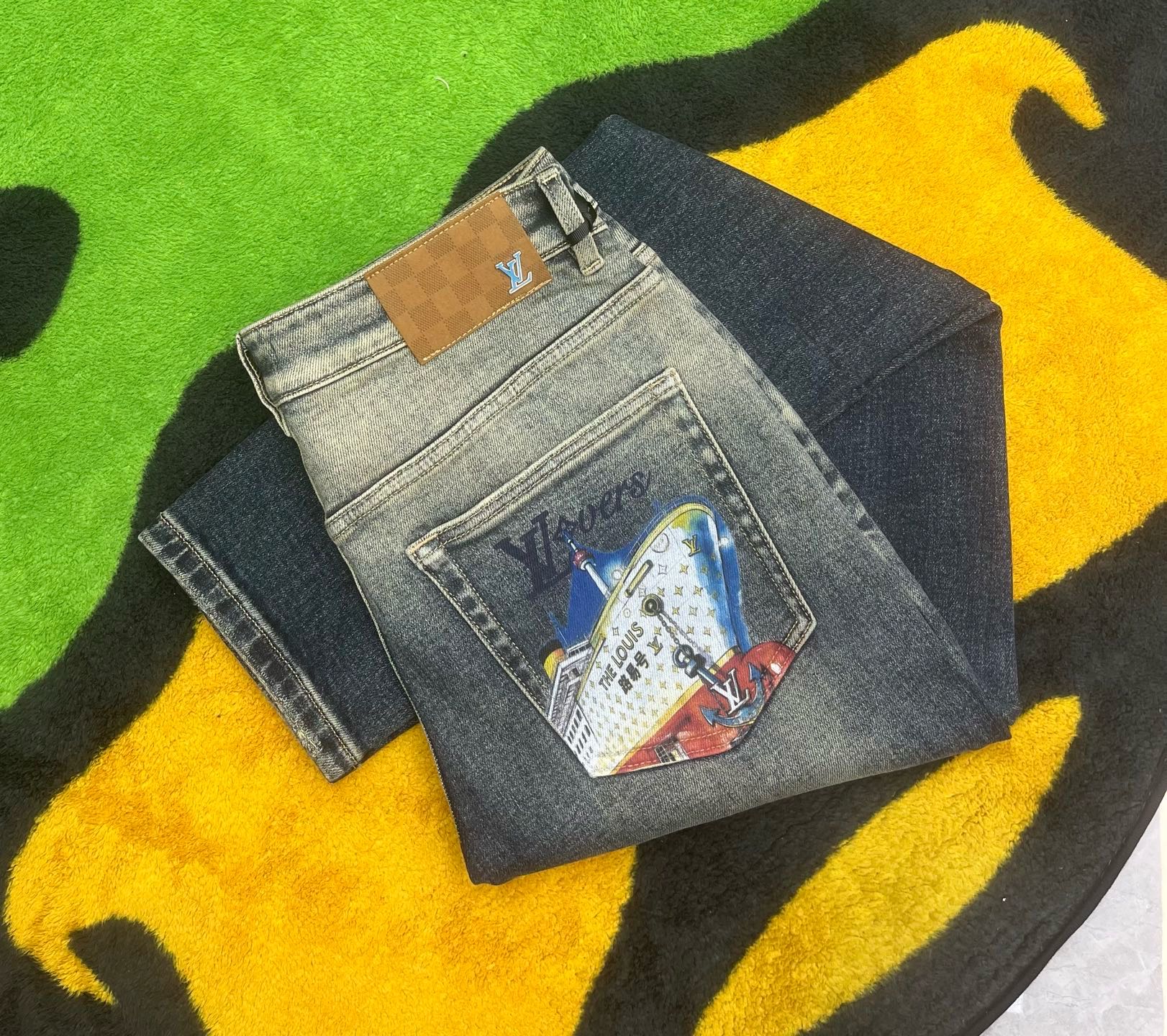 ￼ ￼ ￼ ²⁰²⁵☘️新品🔥独家【首创】❤️原单品质🍒 爆款手绘工艺 🔥牛仔裤👖超级定制款，原版五金，