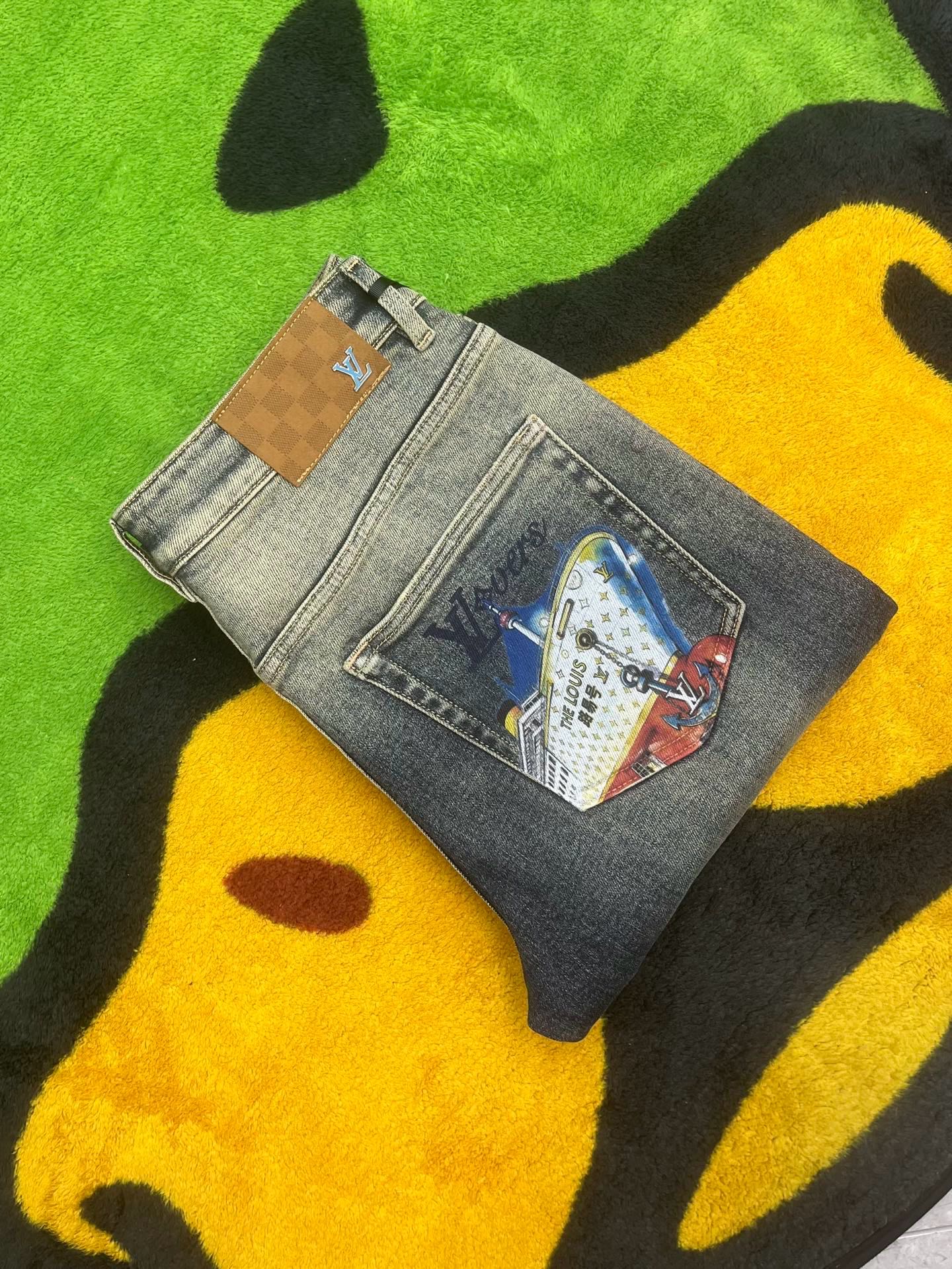 ￼ ￼ ￼ ²⁰²⁵☘️新品🔥独家【首创】❤️原单品质🍒 爆款手绘工艺 🔥牛仔裤👖超级定制款，原版五金，