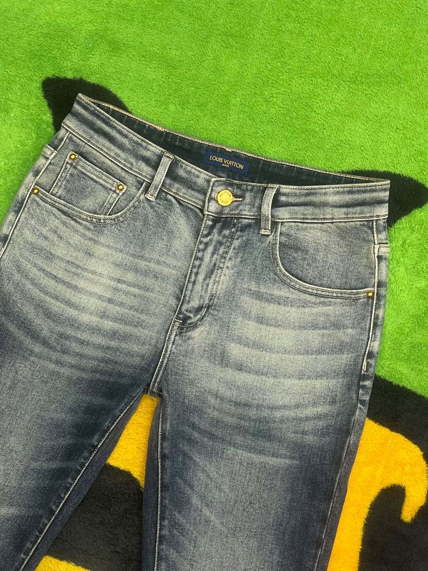 ￼ ￼ ￼ ²⁰²⁵☘️新品🔥独家【首创】❤️原单品质🍒 爆款手绘工艺 🔥牛仔裤👖超级定制款，原版五金，