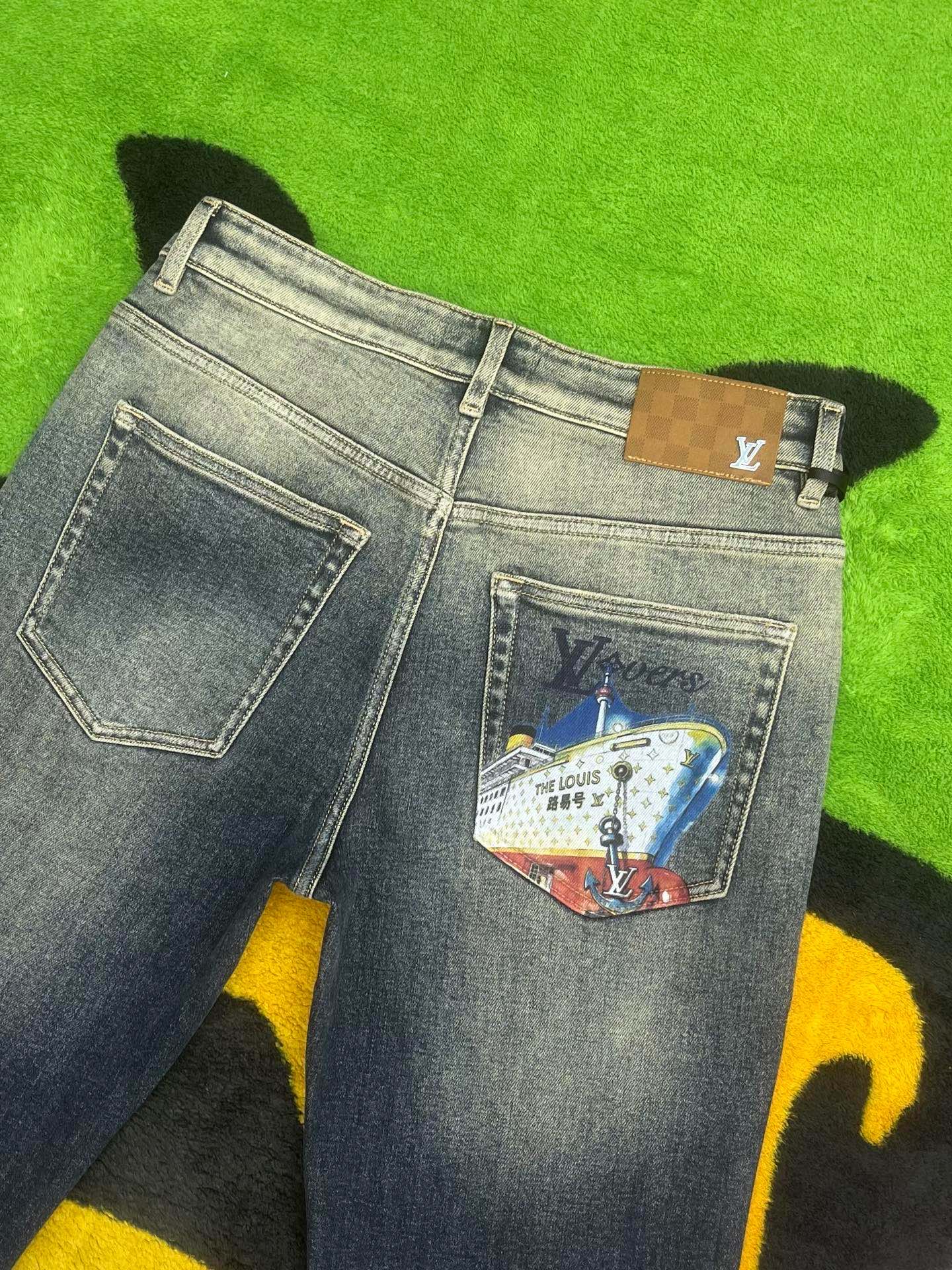 ￼ ￼ ￼ ²⁰²⁵☘️新品🔥独家【首创】❤️原单品质🍒 爆款手绘工艺 🔥牛仔裤👖超级定制款，原版五金，