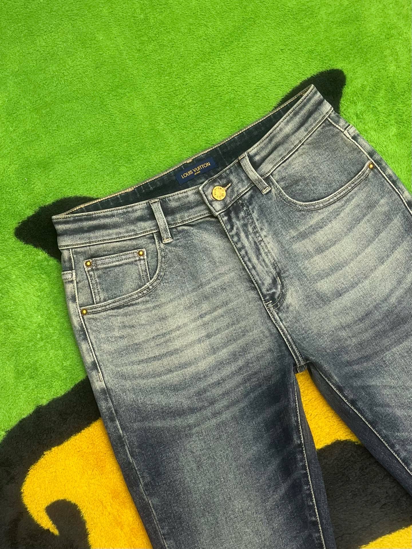 ￼ ￼ ￼ ²⁰²⁵☘️新品🔥独家【首创】❤️原单品质🍒 爆款手绘工艺 🔥牛仔裤👖超级定制款，原版五金，