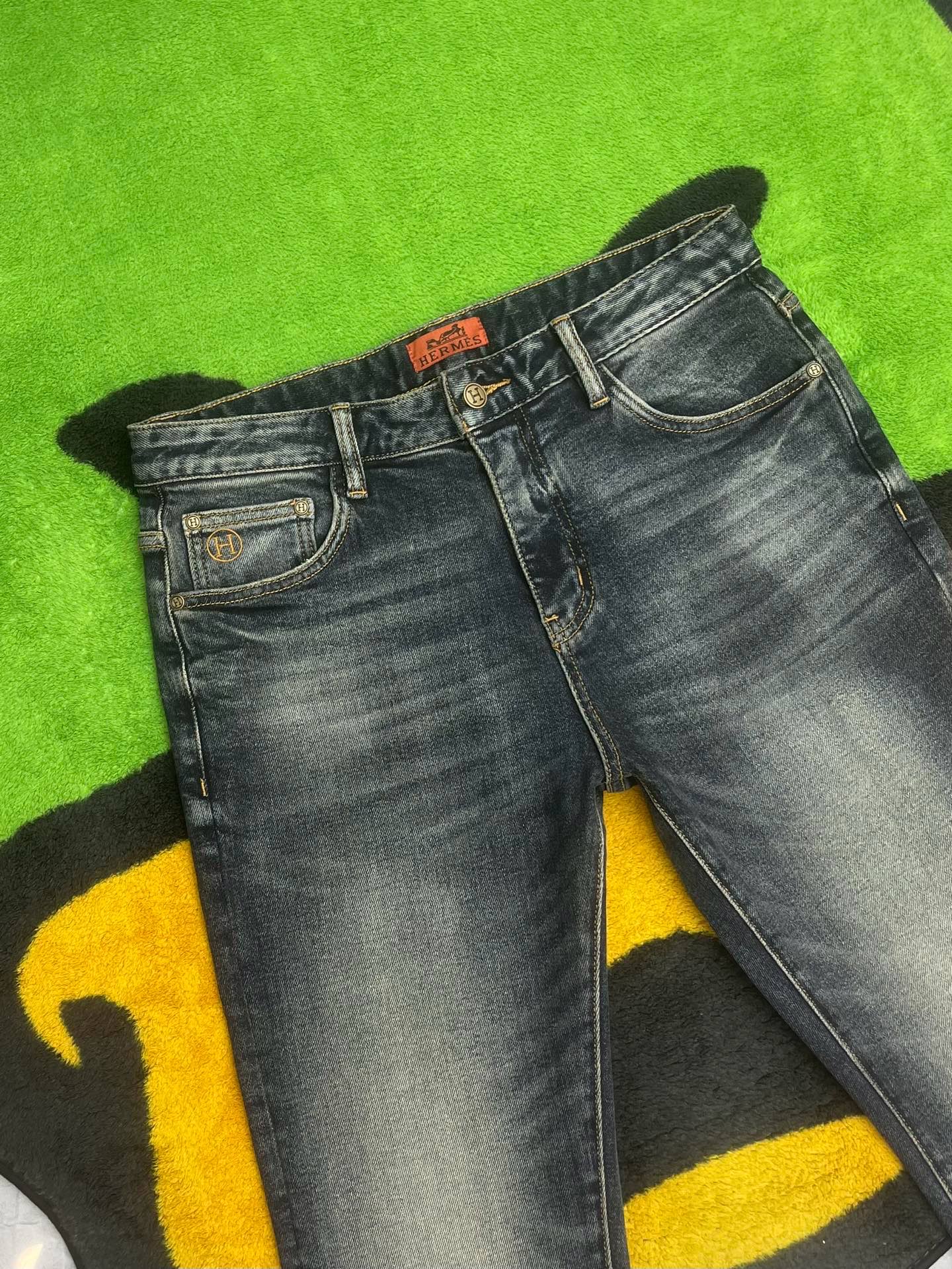 ￼ ￼ ￼ ²⁰²⁵☘️新品🔥独家【首创】❤️原单品质🍒 爆款手绘工艺 🔥牛仔裤👖超级定制款，原版五金，