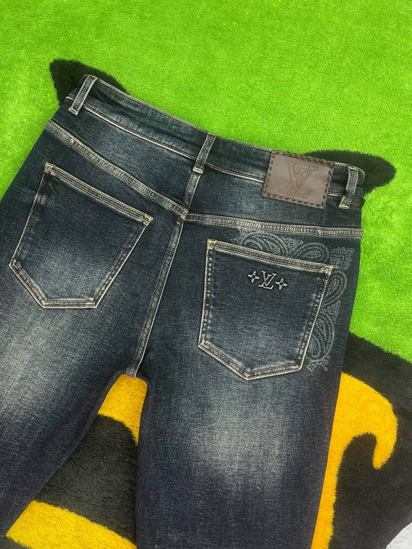 ￼ ￼ 冬❄️·天冷了𝗡𝗲𝘄·❄️今日推荐（底抓绒）独家首发❤️原单品质🍒原版五金扣，版型洗水颜色非常到