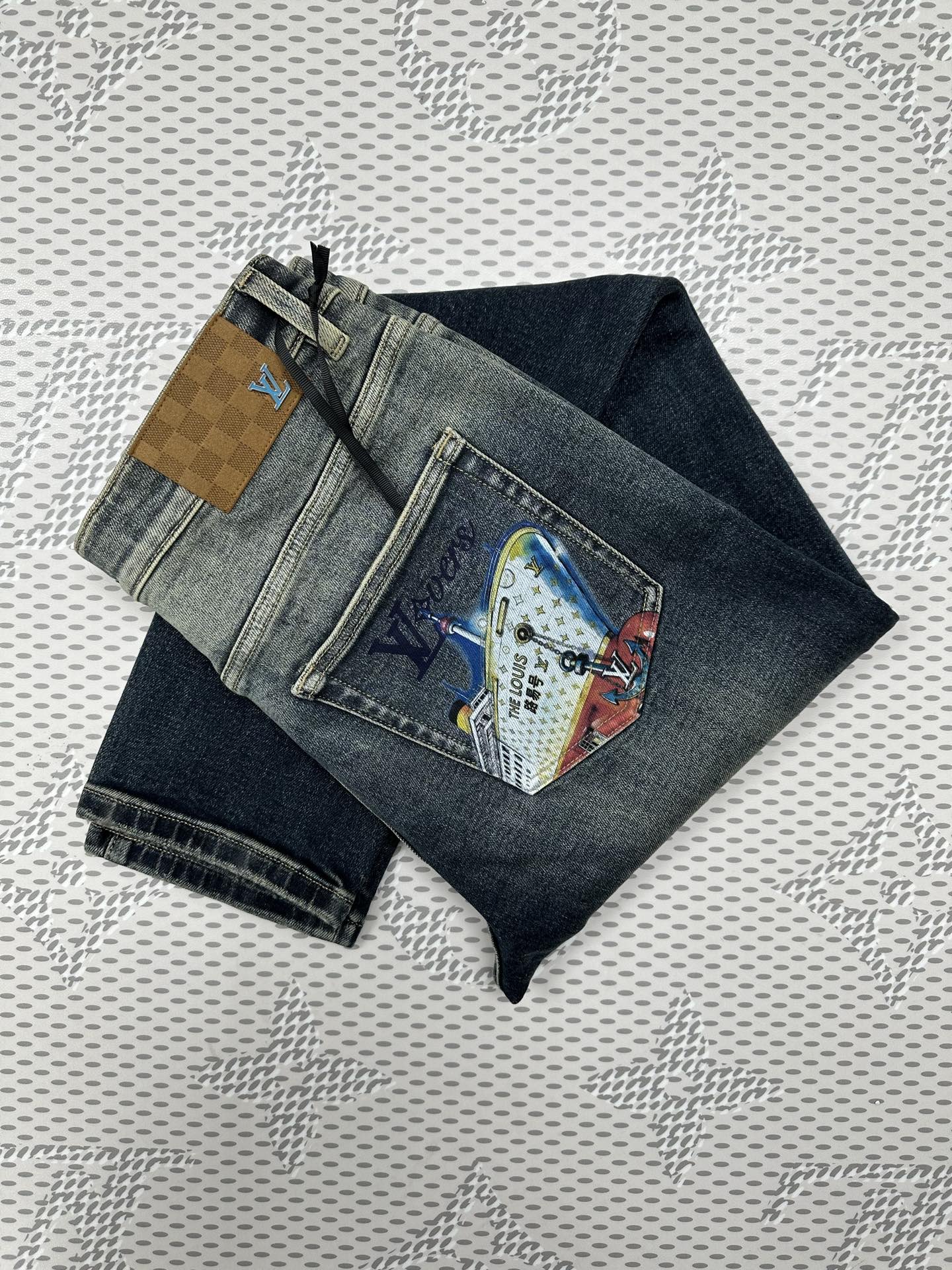 ￼ ￼ ￼ 路易号🚢新品🔥独家【首创】❤️原单品质🍒 爆款手绘工艺 🔥牛仔裤👖超级定制款，原版五金，超级