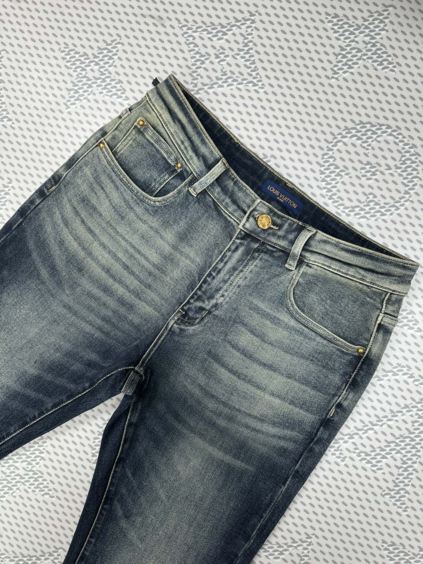 ￼ ￼ ￼ 路易号🚢新品🔥独家【首创】❤️原单品质🍒 爆款手绘工艺 🔥牛仔裤👖超级定制款，原版五金，超级