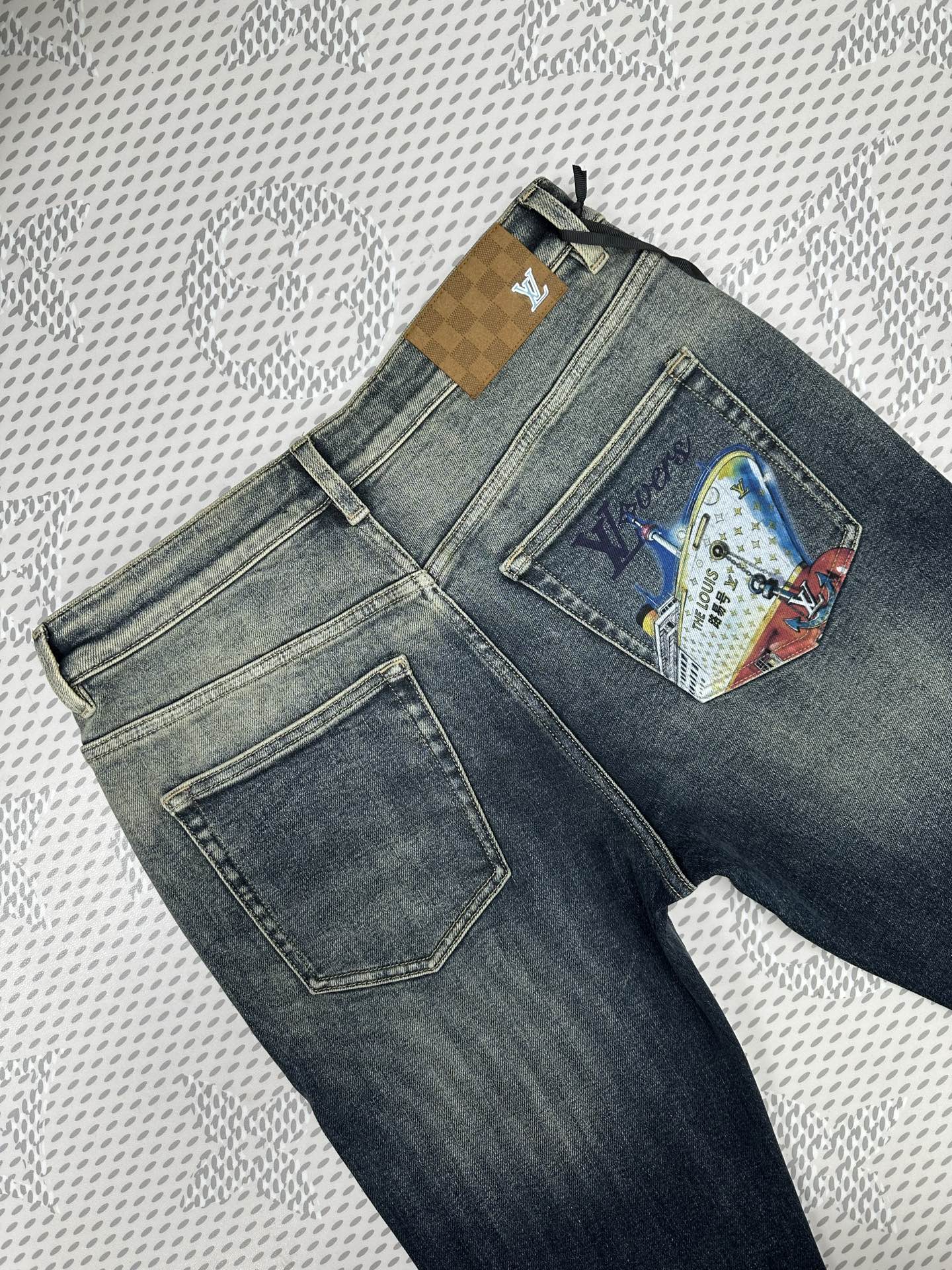 ￼ ￼ ￼ 路易号🚢新品🔥独家【首创】❤️原单品质🍒 爆款手绘工艺 🔥牛仔裤👖超级定制款，原版五金，超级