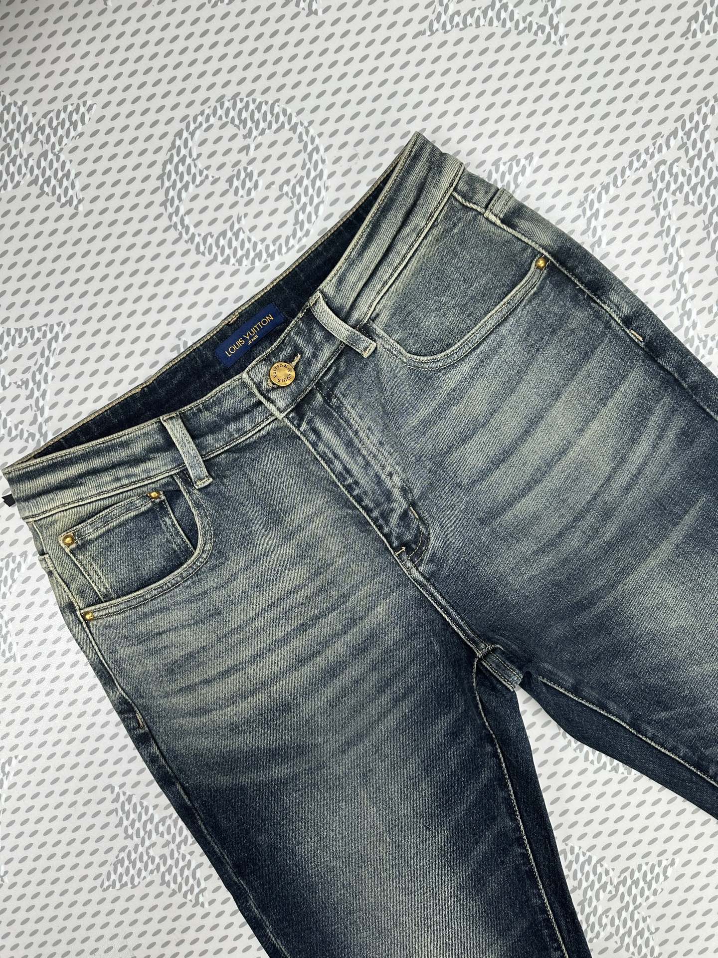 ￼ ￼ ￼ 路易号🚢新品🔥独家【首创】❤️原单品质🍒 爆款手绘工艺 🔥牛仔裤👖超级定制款，原版五金，超级