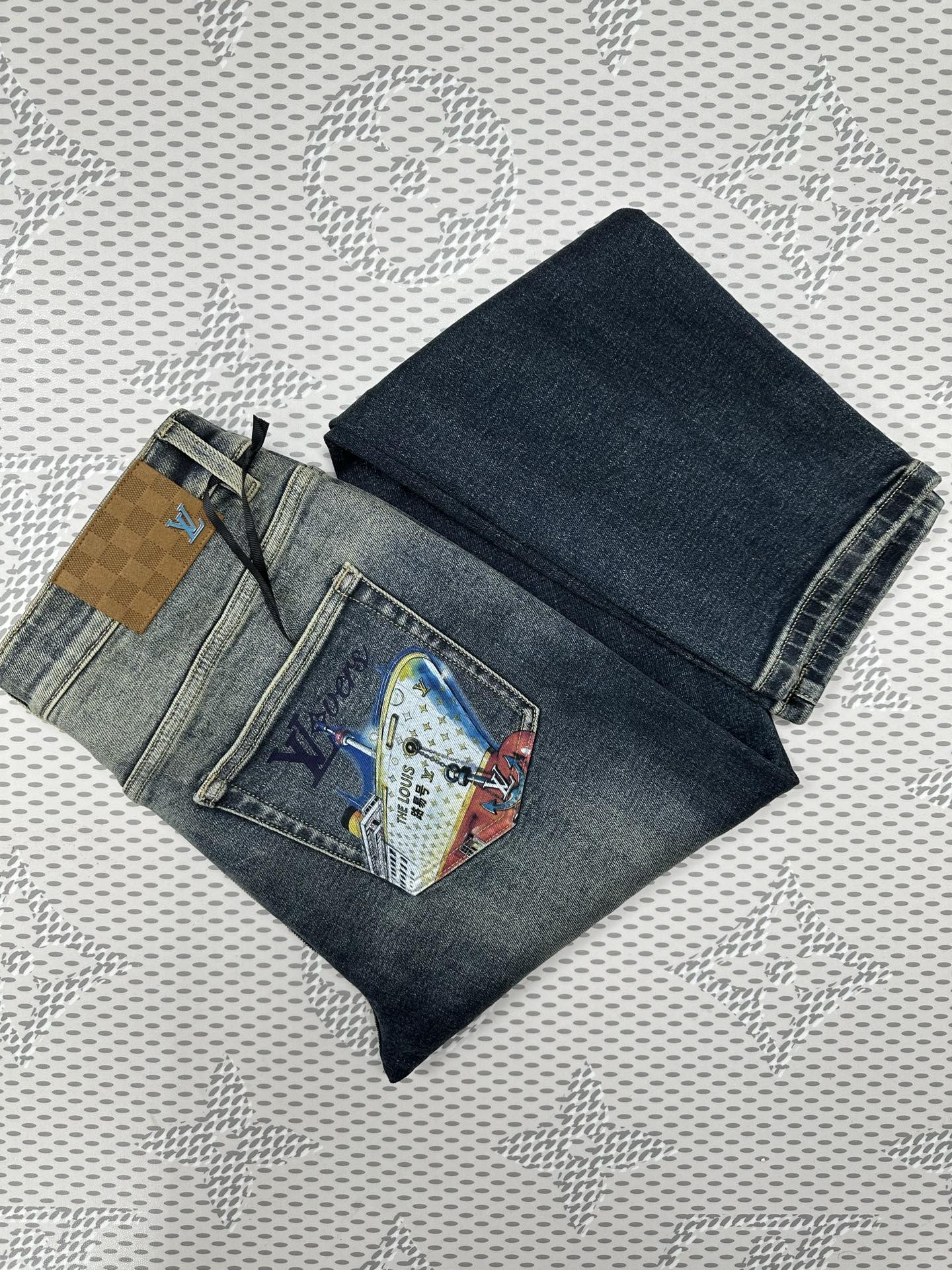 ￼ ￼ ￼ 路易号🚢新品🔥独家【首创】❤️原单品质🍒 爆款手绘工艺 🔥牛仔裤👖超级定制款，原版五金，超级