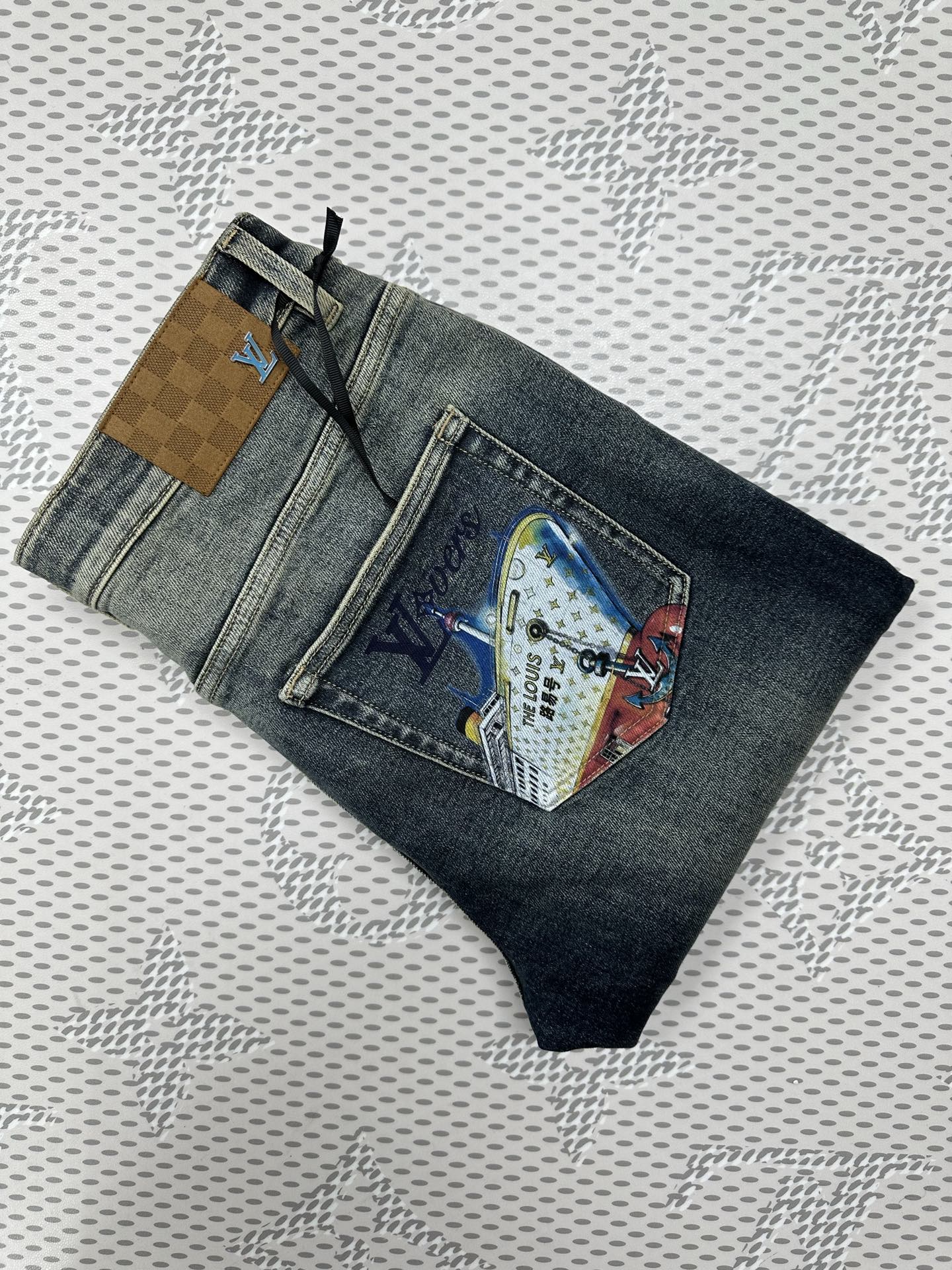 ￼ ￼ ￼ 路易号🚢新品🔥独家【首创】❤️原单品质🍒 爆款手绘工艺 🔥牛仔裤👖超级定制款，原版五金，超级