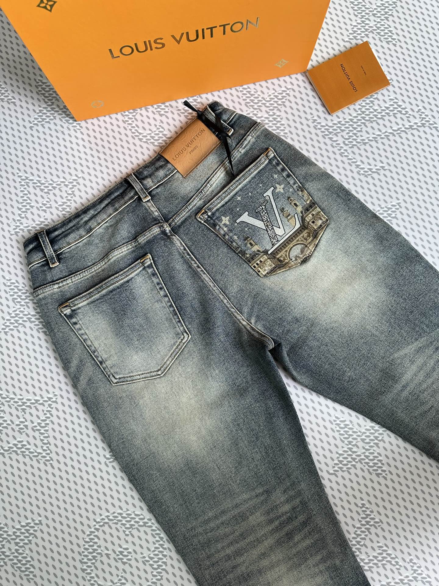 秋冬🔥新款现货上市🔥🔥原单爆款牛仔裤👖超级定制款，原版五金，超级重工工艺，版型超赞👍细节做工无可挑剔！款