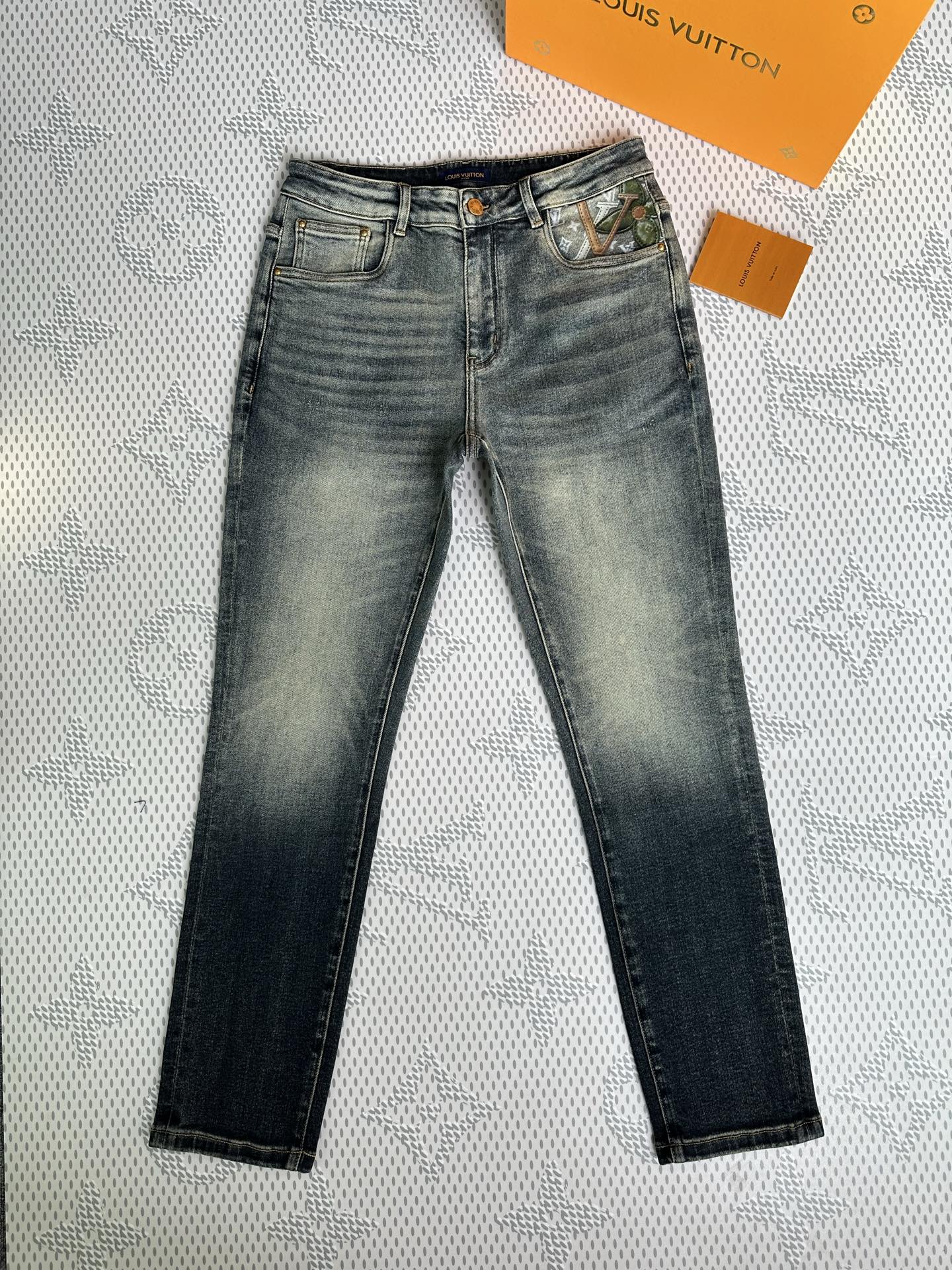 秋冬🔥新款现货上市🔥🔥原单爆款牛仔裤👖超级定制款，原版五金，超级重工工艺，版型超赞👍细节做工无可挑剔！款
