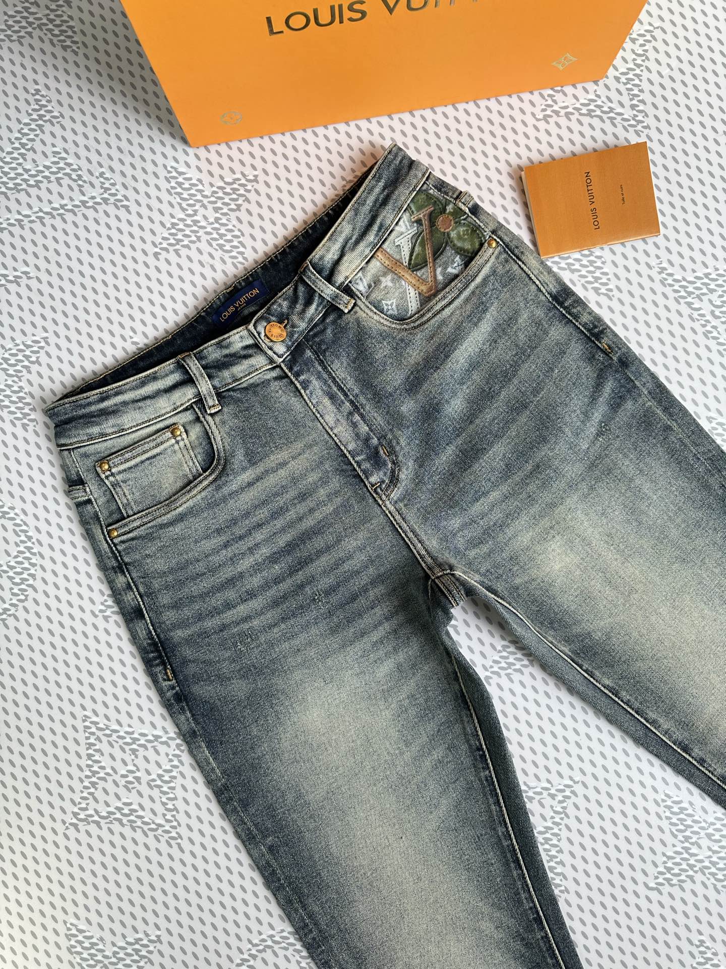 秋冬🔥新款现货上市🔥🔥原单爆款牛仔裤👖超级定制款，原版五金，超级重工工艺，版型超赞👍细节做工无可挑剔！款
