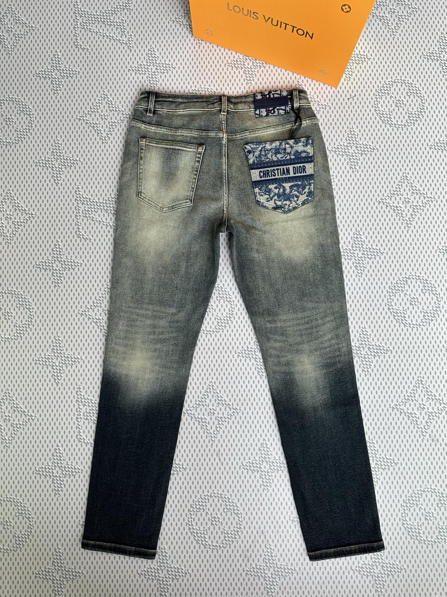 秋冬🔥新款现货上市🔥🔥原单爆款牛仔裤👖超级定制款，原版五金，超级重工工艺，版型超赞👍细节做工无可挑剔！款
