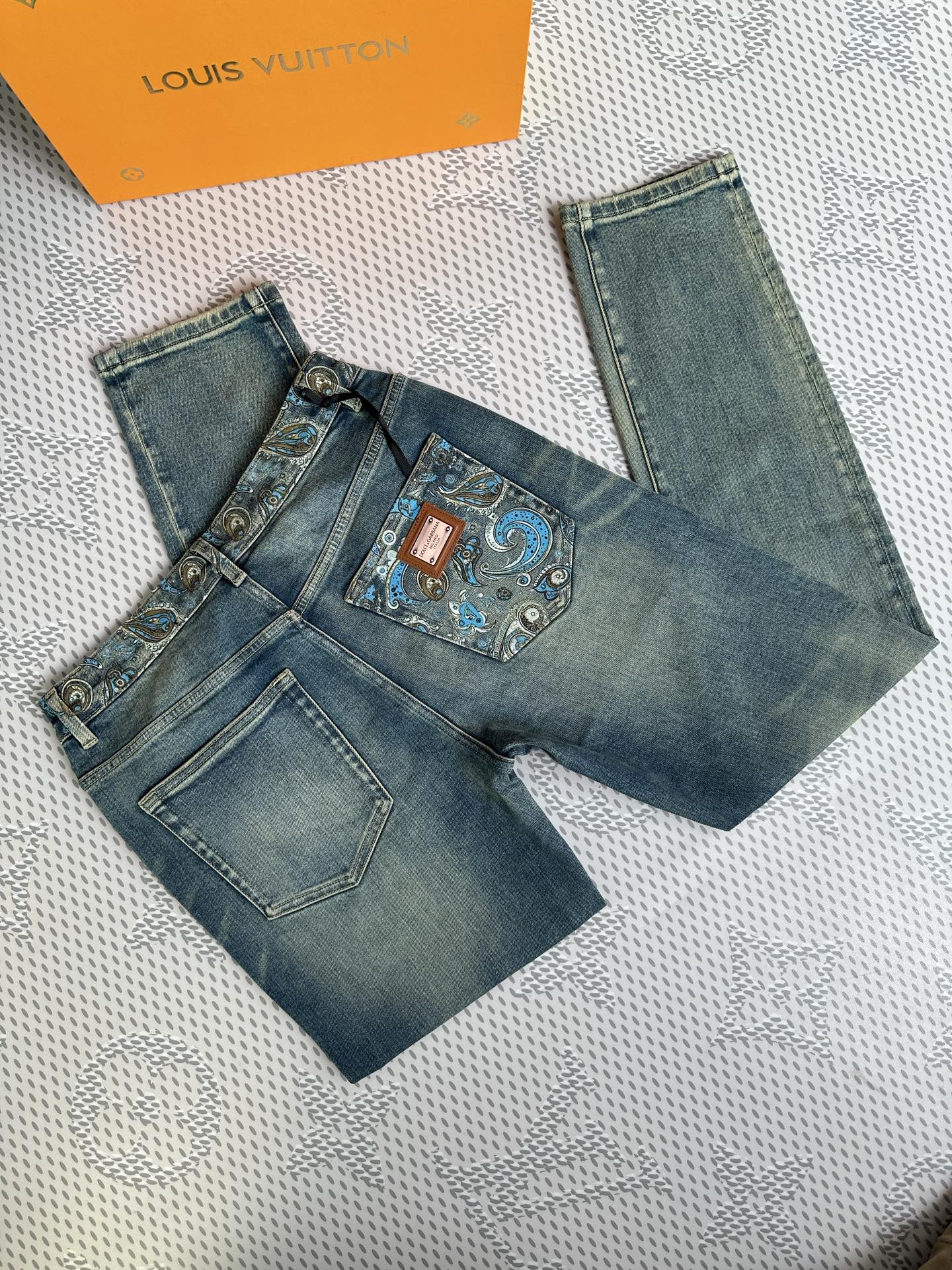 秋冬🔥新款现货上市🔥🔥原单爆款牛仔裤👖超级定制款，原版五金，超级重工工艺，版型超赞👍细节做工无可挑剔！款