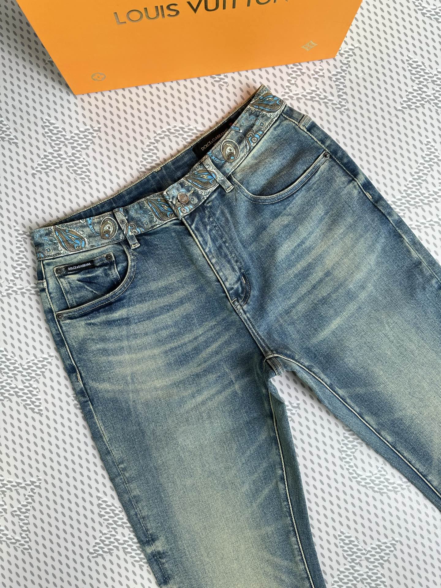 秋冬🔥新款现货上市🔥🔥原单爆款牛仔裤👖超级定制款，原版五金，超级重工工艺，版型超赞👍细节做工无可挑剔！款