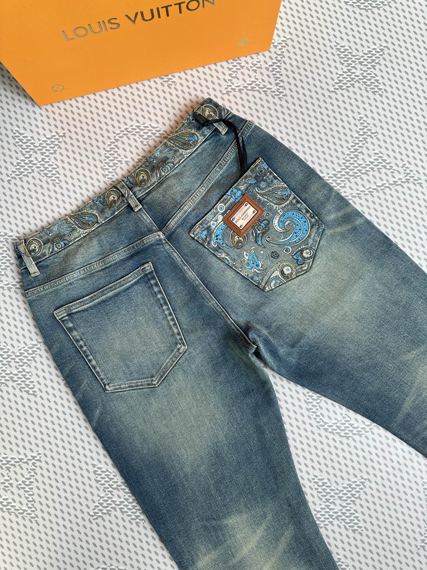 秋冬🔥新款现货上市🔥🔥原单爆款牛仔裤👖超级定制款，原版五金，超级重工工艺，版型超赞👍细节做工无可挑剔！款