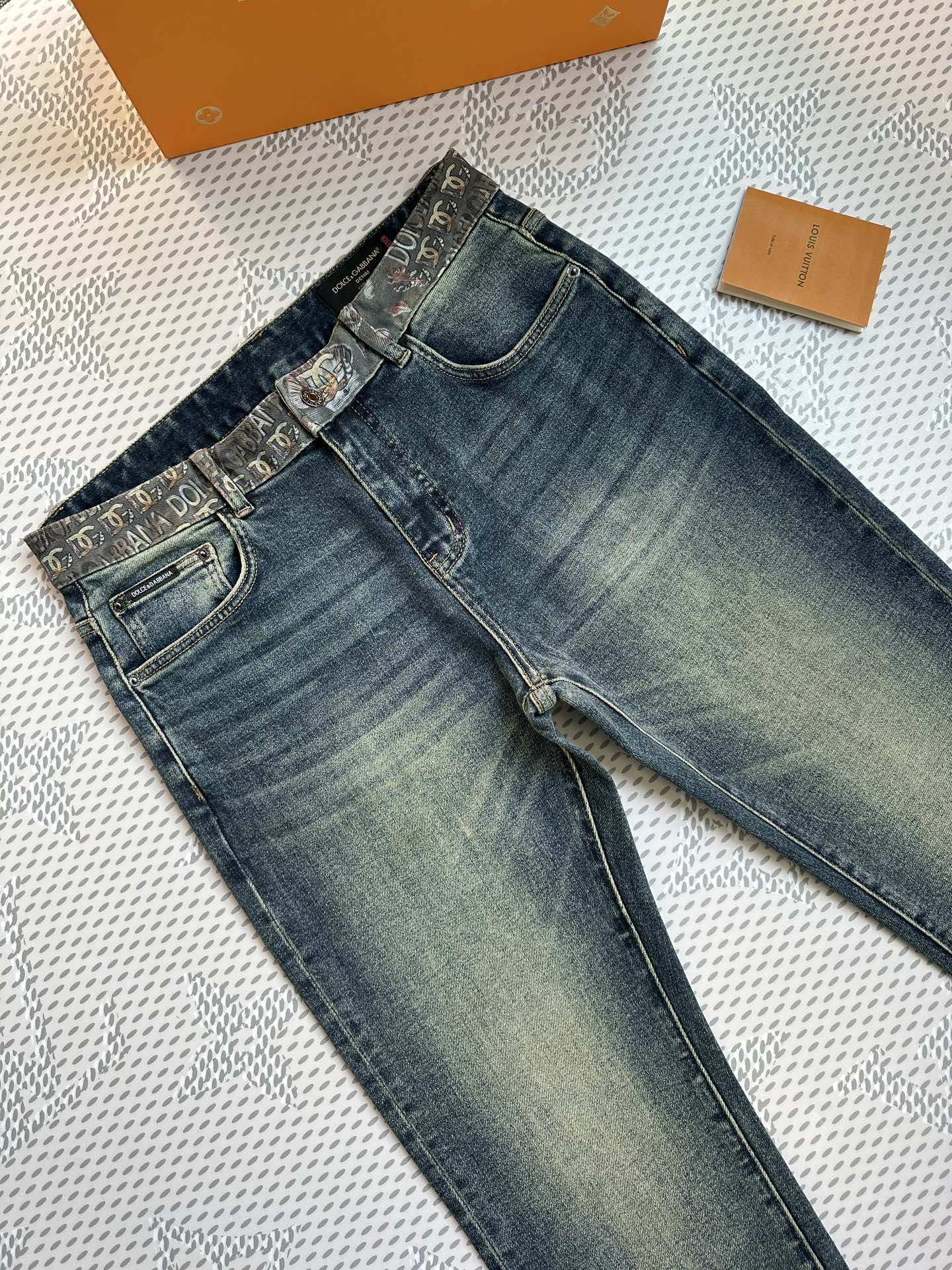 秋冬🔥新款现货上市🔥🔥原单爆款牛仔裤👖超级定制款，原版五金，超级重工工艺，版型超赞👍细节做工无可挑剔！款