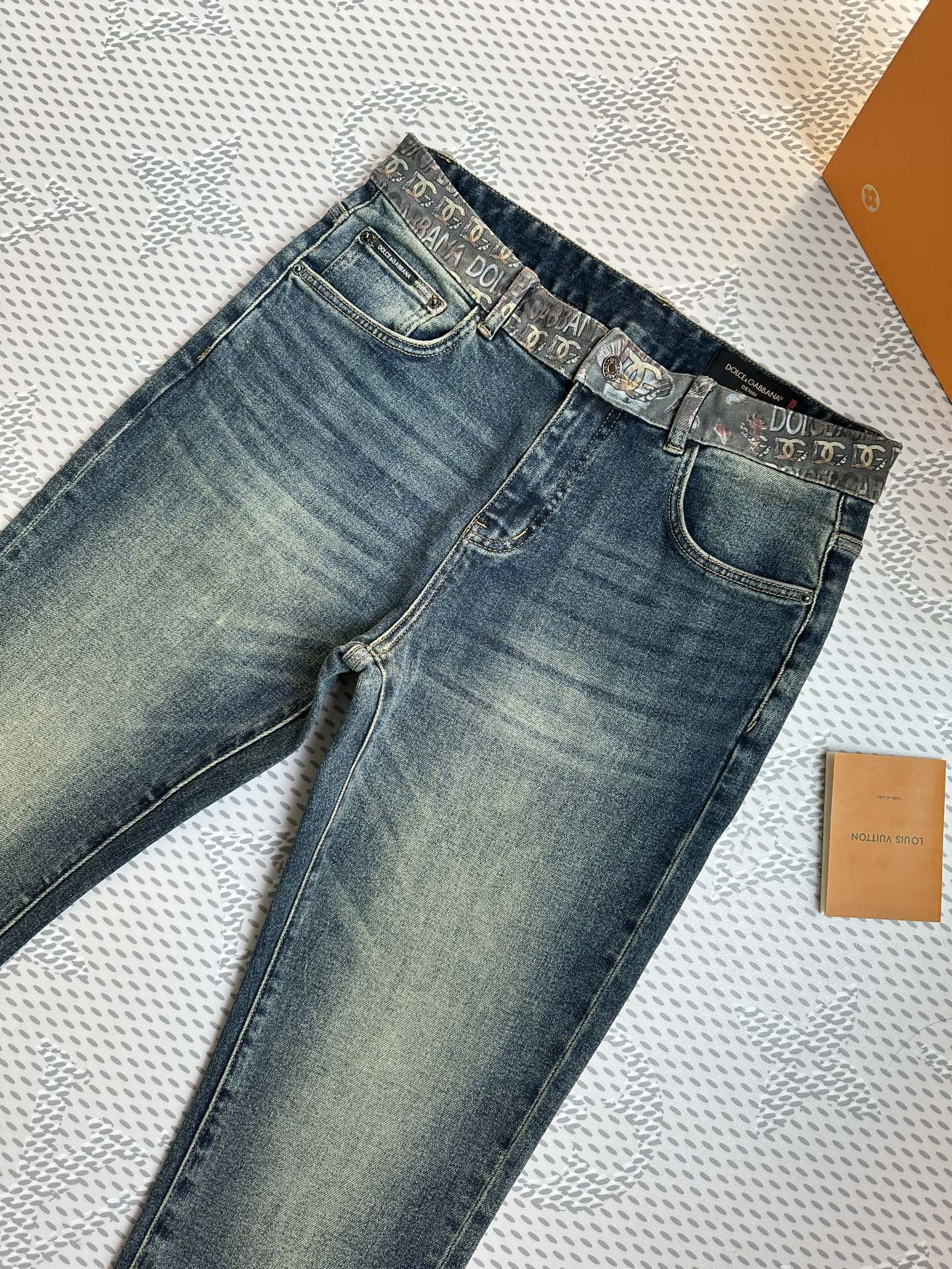 秋冬🔥新款现货上市🔥🔥原单爆款牛仔裤👖超级定制款，原版五金，超级重工工艺，版型超赞👍细节做工无可挑剔！款