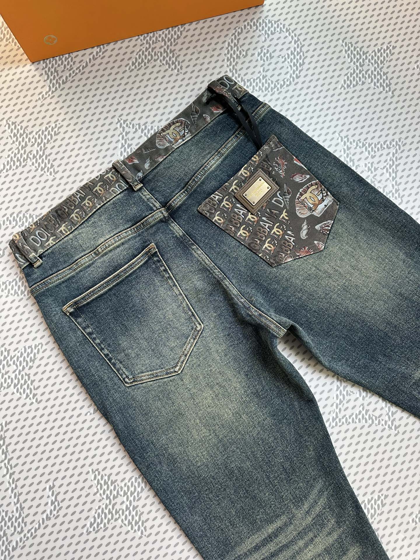 秋冬🔥新款现货上市🔥🔥原单爆款牛仔裤👖超级定制款，原版五金，超级重工工艺，版型超赞👍细节做工无可挑剔！款