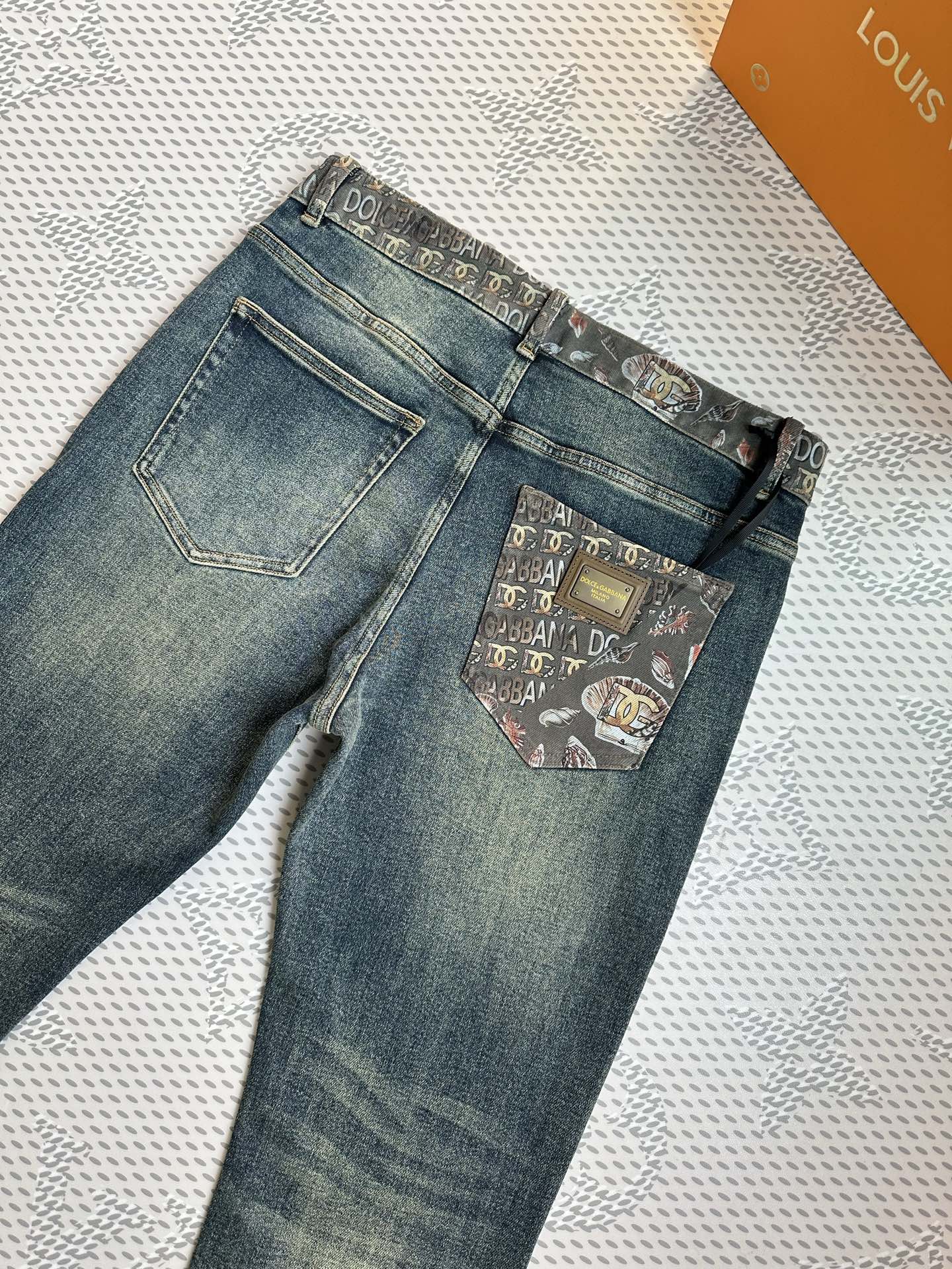 秋冬🔥新款现货上市🔥🔥原单爆款牛仔裤👖超级定制款，原版五金，超级重工工艺，版型超赞👍细节做工无可挑剔！款