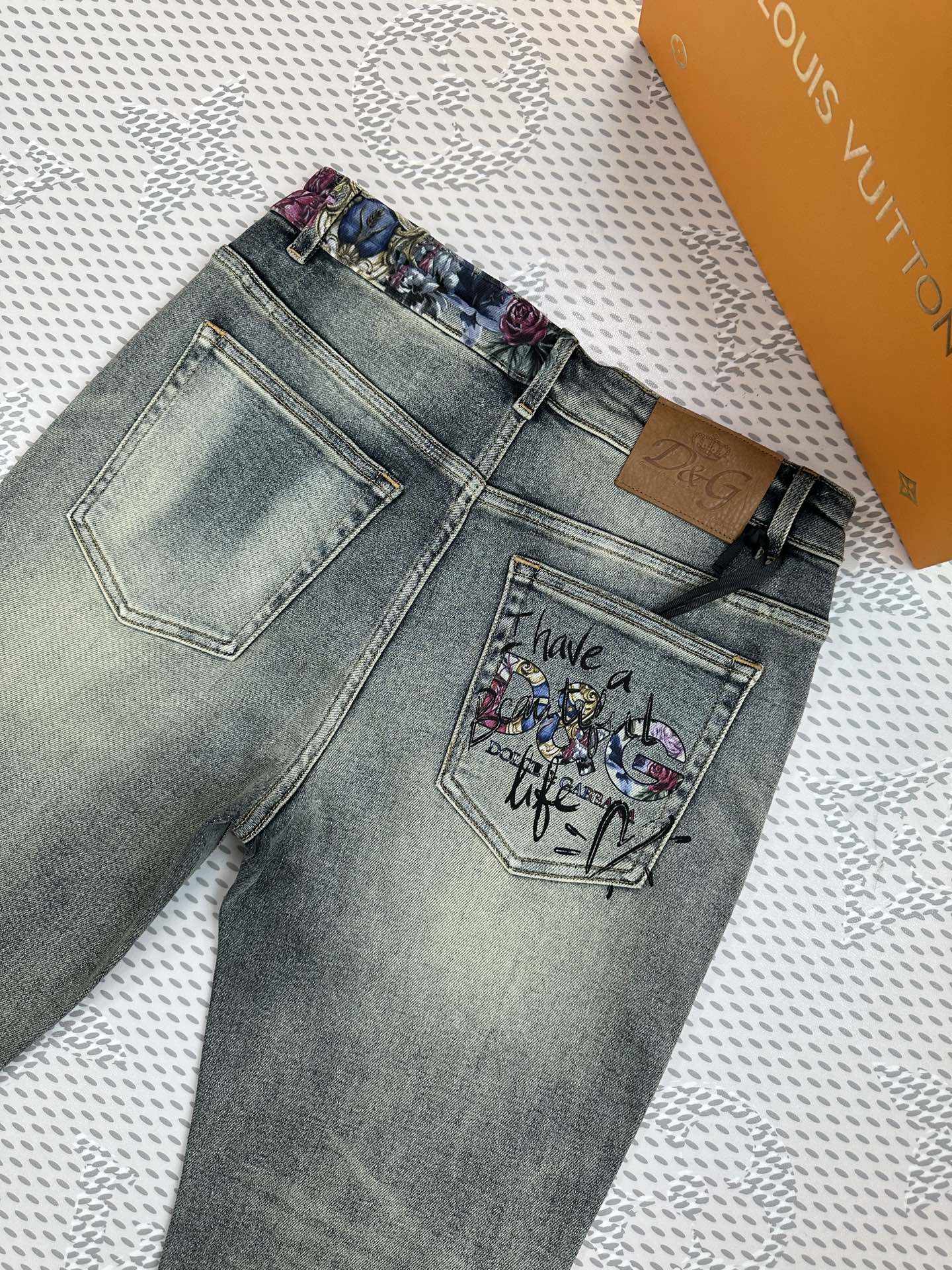 秋冬🔥新款现货上市🔥🔥原单爆款牛仔裤👖超级定制款，原版五金，超级重工工艺，版型超赞👍细节做工无可挑剔！款