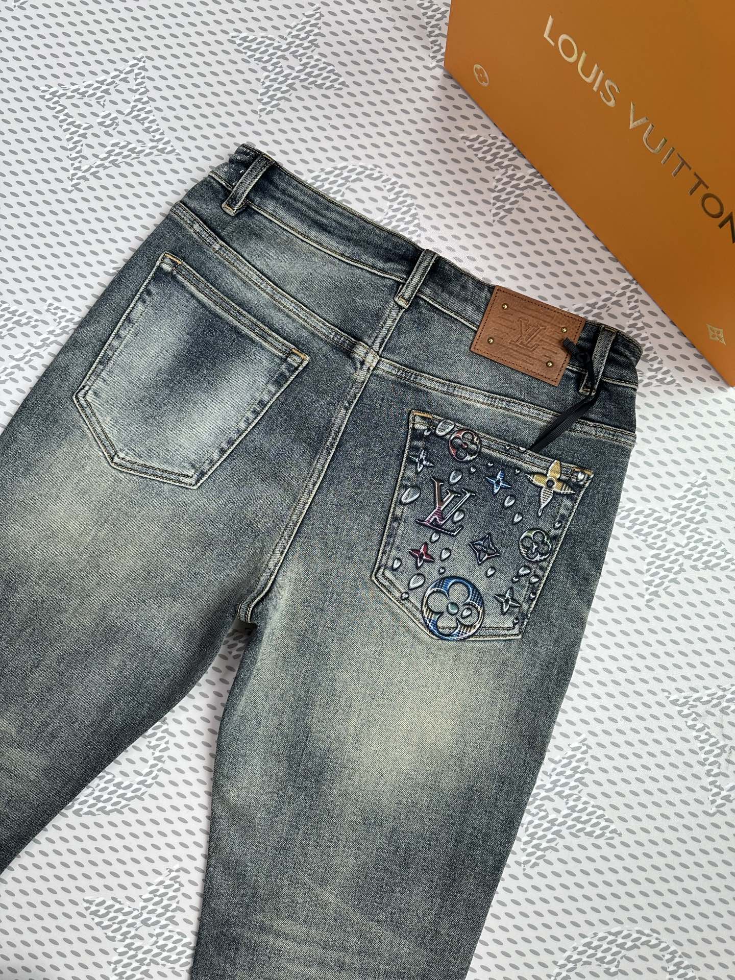 秋冬🔥新款现货上市🔥🔥原单爆款牛仔裤👖超级定制款，原版五金，超级重工工艺，版型超赞👍细节做工无可挑剔！款