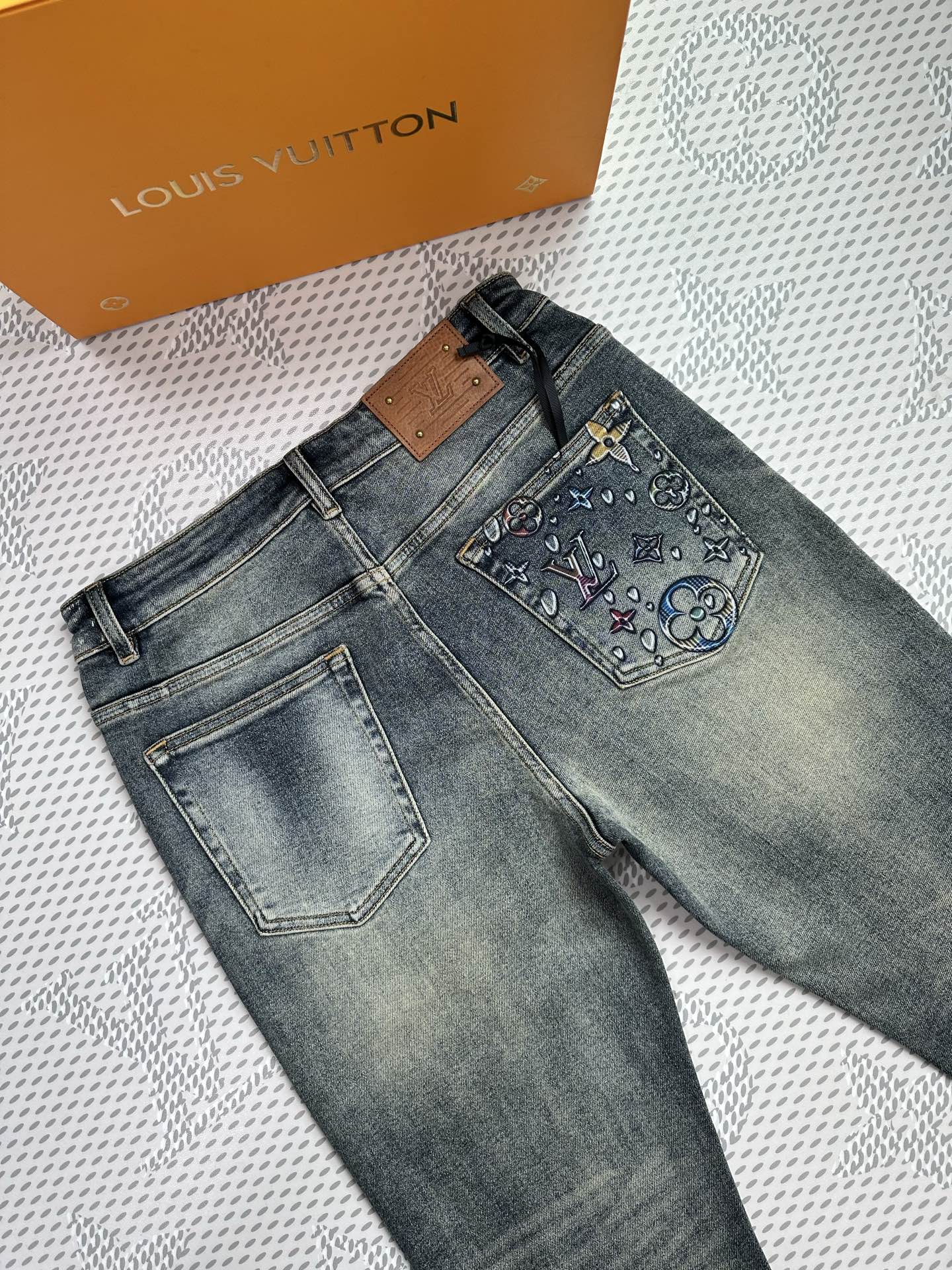 秋冬🔥新款现货上市🔥🔥原单爆款牛仔裤👖超级定制款，原版五金，超级重工工艺，版型超赞👍细节做工无可挑剔！款