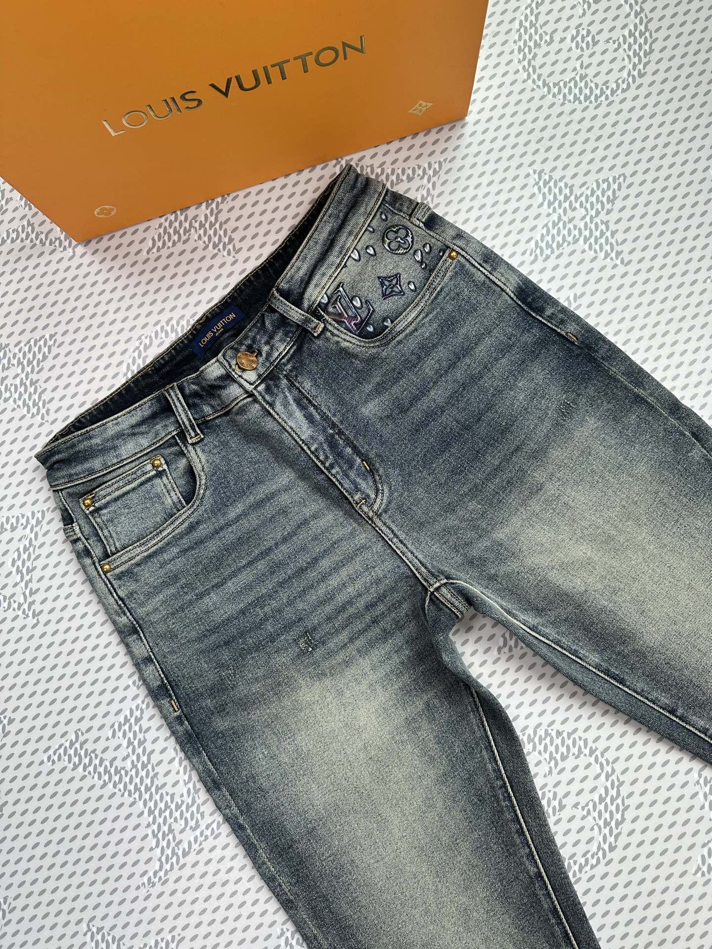 秋冬🔥新款现货上市🔥🔥原单爆款牛仔裤👖超级定制款，原版五金，超级重工工艺，版型超赞👍细节做工无可挑剔！款