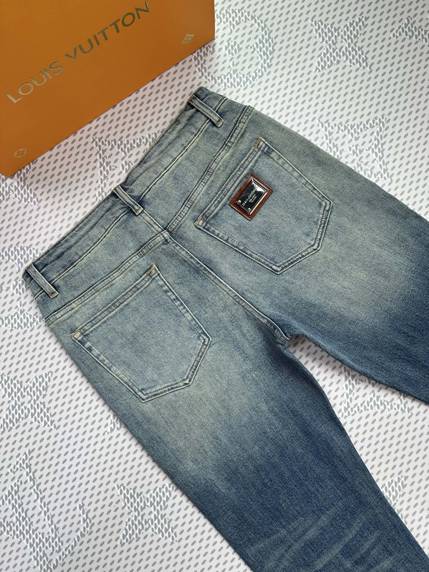秋冬🔥新款现货上市🔥🔥原单爆款牛仔裤👖超级定制款，原版五金，超级重工工艺，版型超赞👍细节做工无可挑剔！款