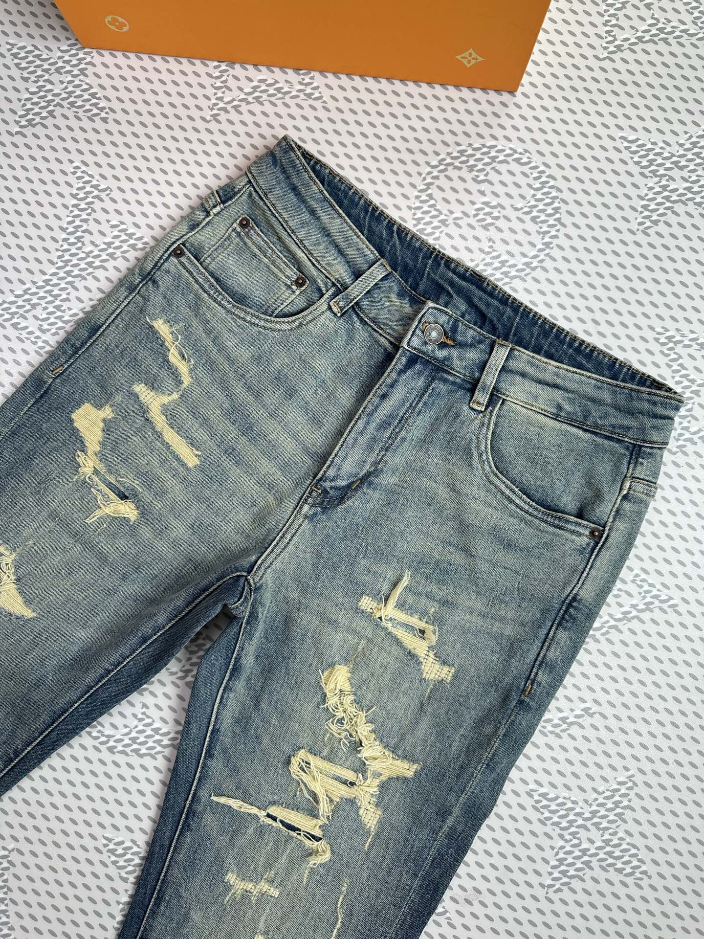 秋冬🔥新款现货上市🔥🔥原单爆款牛仔裤👖超级定制款，原版五金，超级重工工艺，版型超赞👍细节做工无可挑剔！款