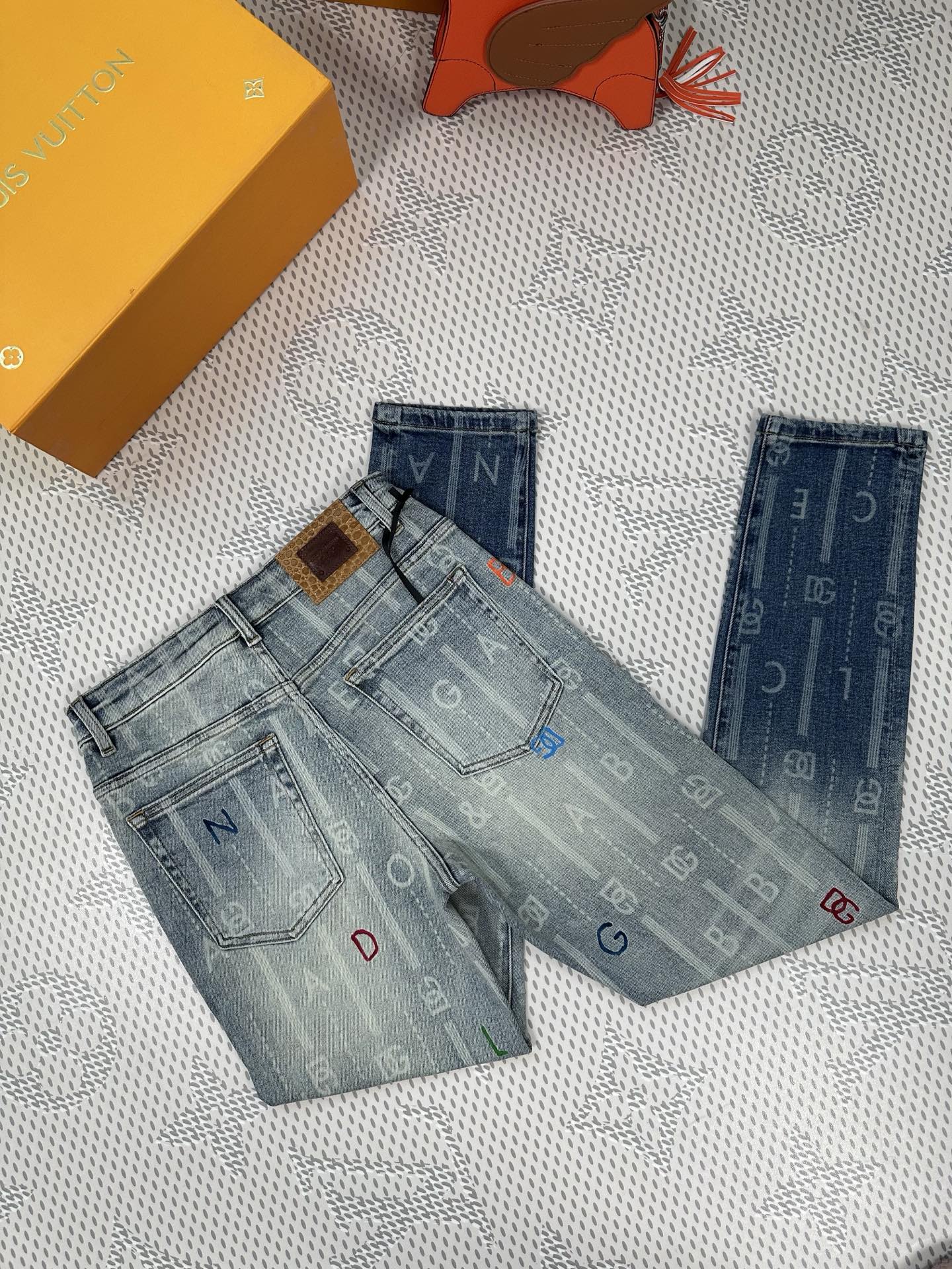 秋冬🔥新款现货上市🔥🔥原单爆款牛仔裤👖超级定制款，原版五金，超级重工工艺，版型超赞👍细节做工无可挑剔！款