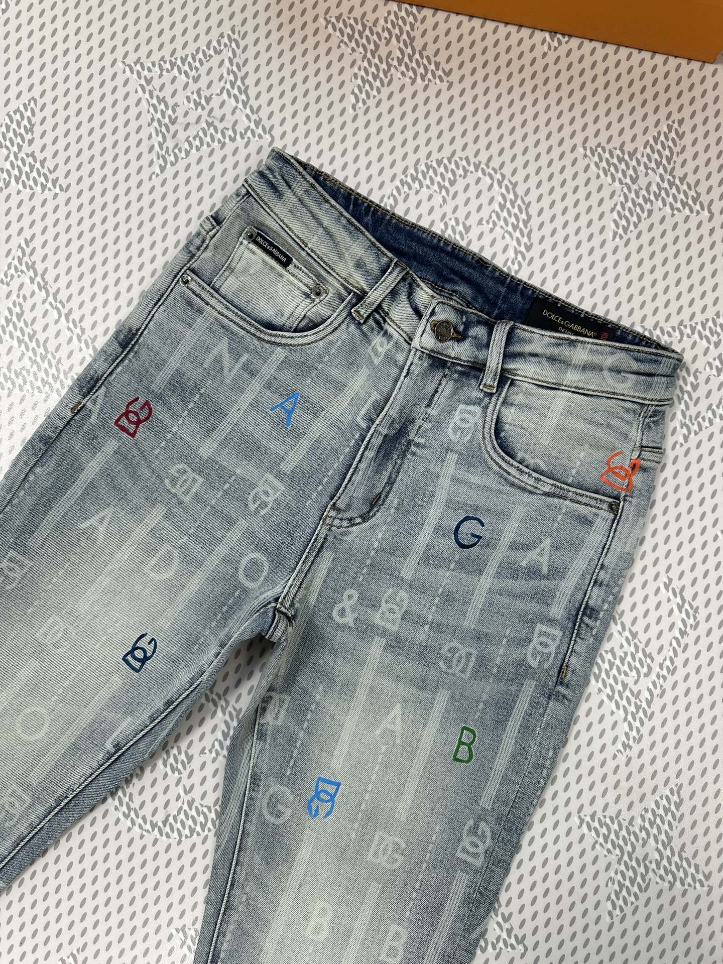 秋冬🔥新款现货上市🔥🔥原单爆款牛仔裤👖超级定制款，原版五金，超级重工工艺，版型超赞👍细节做工无可挑剔！款