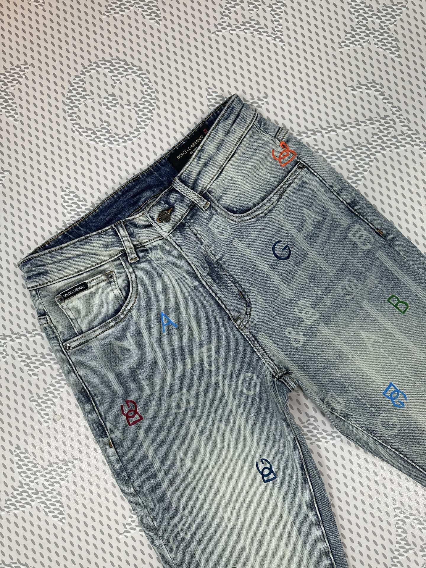 秋冬🔥新款现货上市🔥🔥原单爆款牛仔裤👖超级定制款，原版五金，超级重工工艺，版型超赞👍细节做工无可挑剔！款