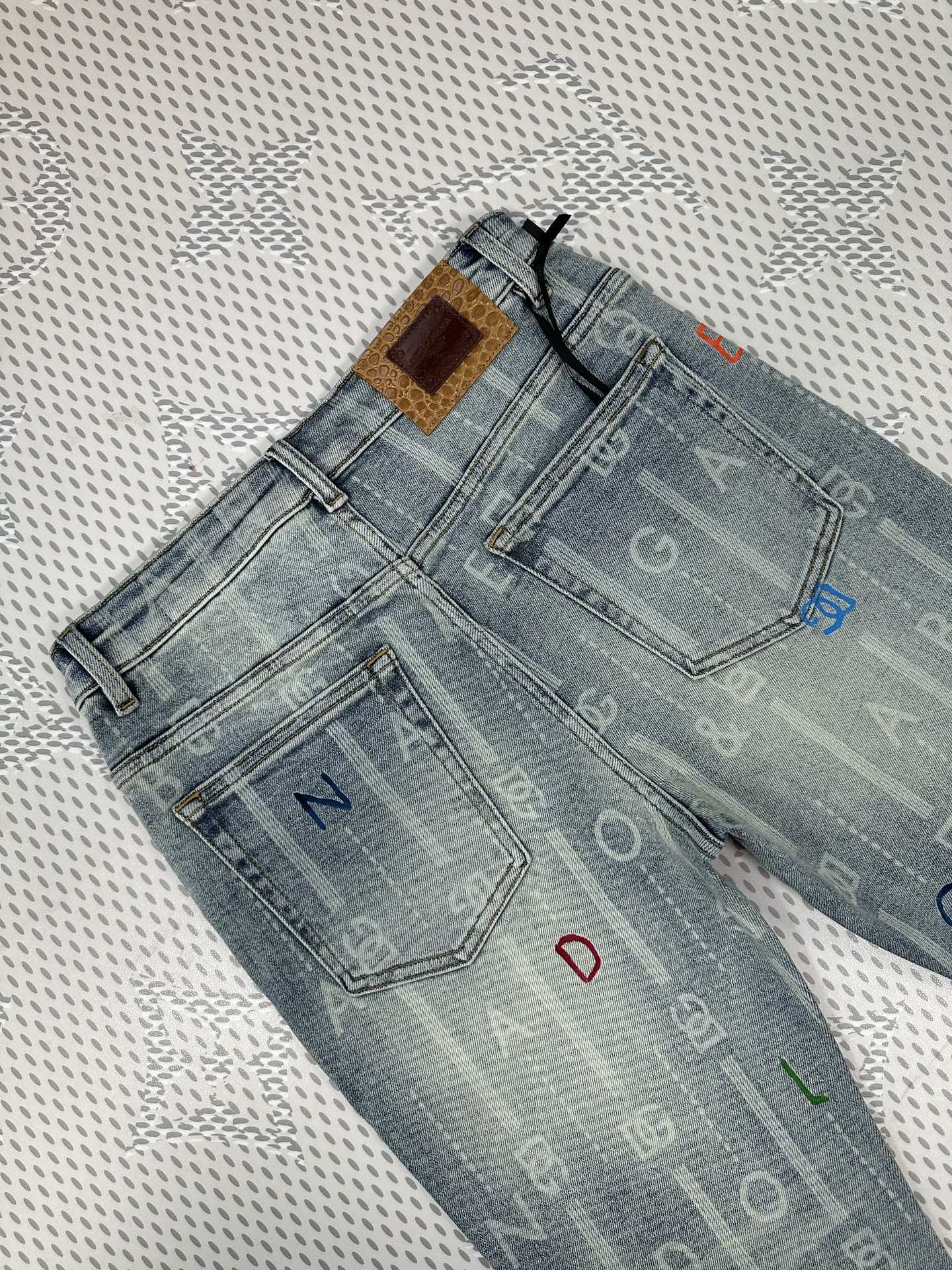 秋冬🔥新款现货上市🔥🔥原单爆款牛仔裤👖超级定制款，原版五金，超级重工工艺，版型超赞👍细节做工无可挑剔！款