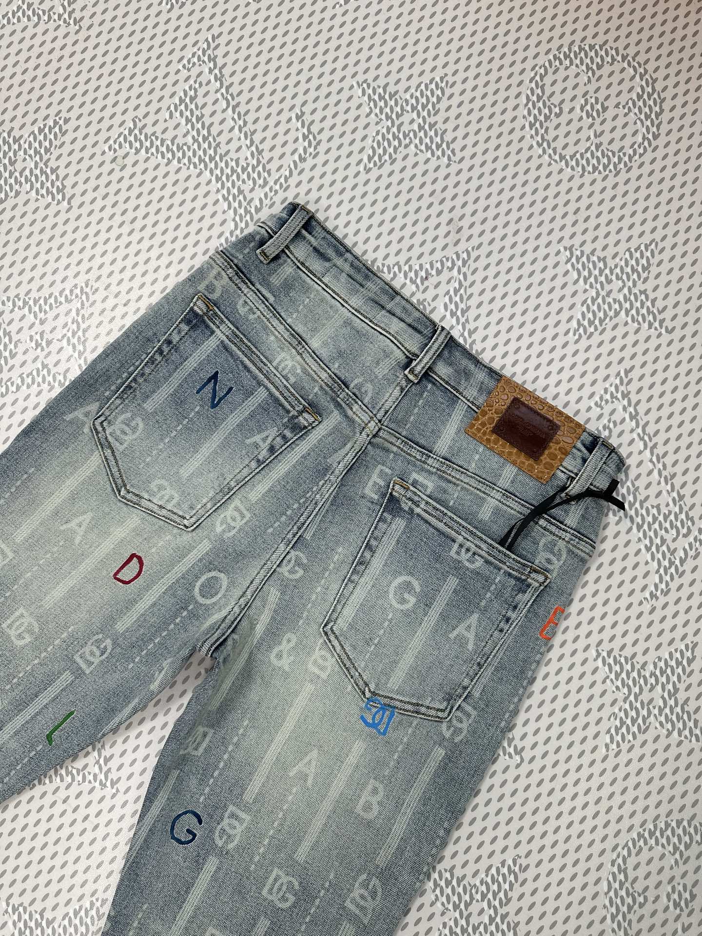 秋冬🔥新款现货上市🔥🔥原单爆款牛仔裤👖超级定制款，原版五金，超级重工工艺，版型超赞👍细节做工无可挑剔！款