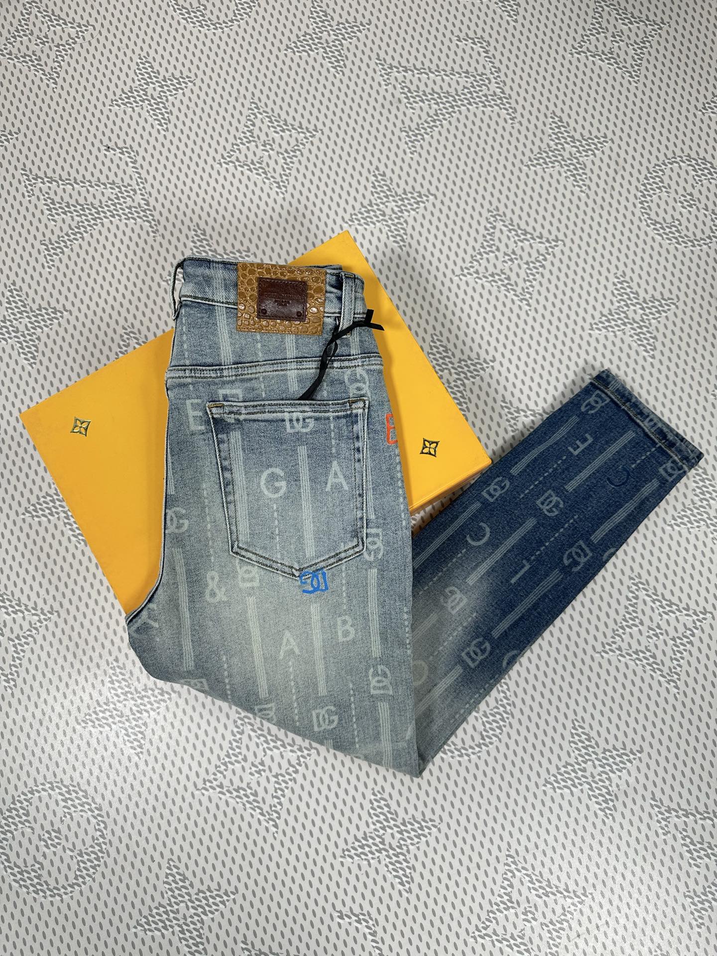 秋冬🔥新款现货上市🔥🔥原单爆款牛仔裤👖超级定制款，原版五金，超级重工工艺，版型超赞👍细节做工无可挑剔！款