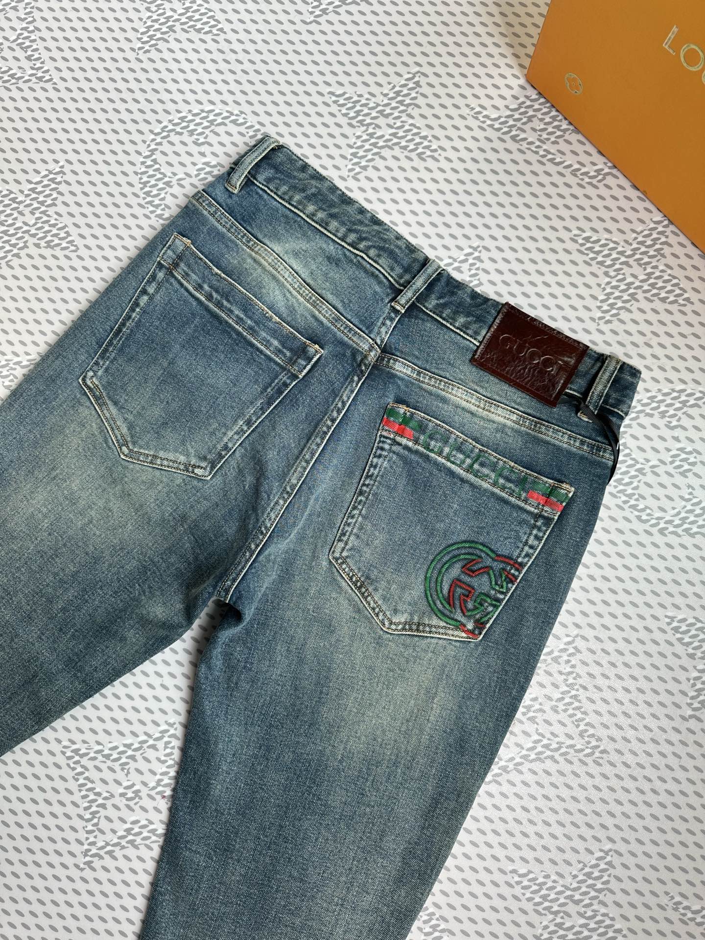 。🔥新款现货上市🔥🔥原单爆款牛仔裤👖超级定制款，原版五金，超级重工工艺，版型超赞👍细节做工无可挑剔！款式