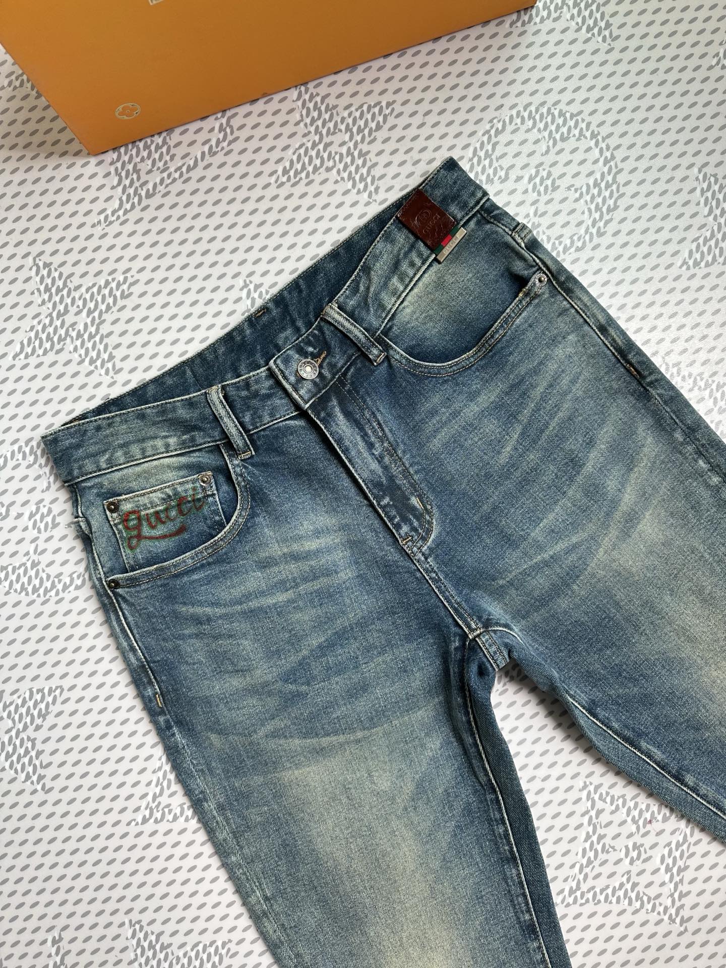 。🔥新款现货上市🔥🔥原单爆款牛仔裤👖超级定制款，原版五金，超级重工工艺，版型超赞👍细节做工无可挑剔！款式