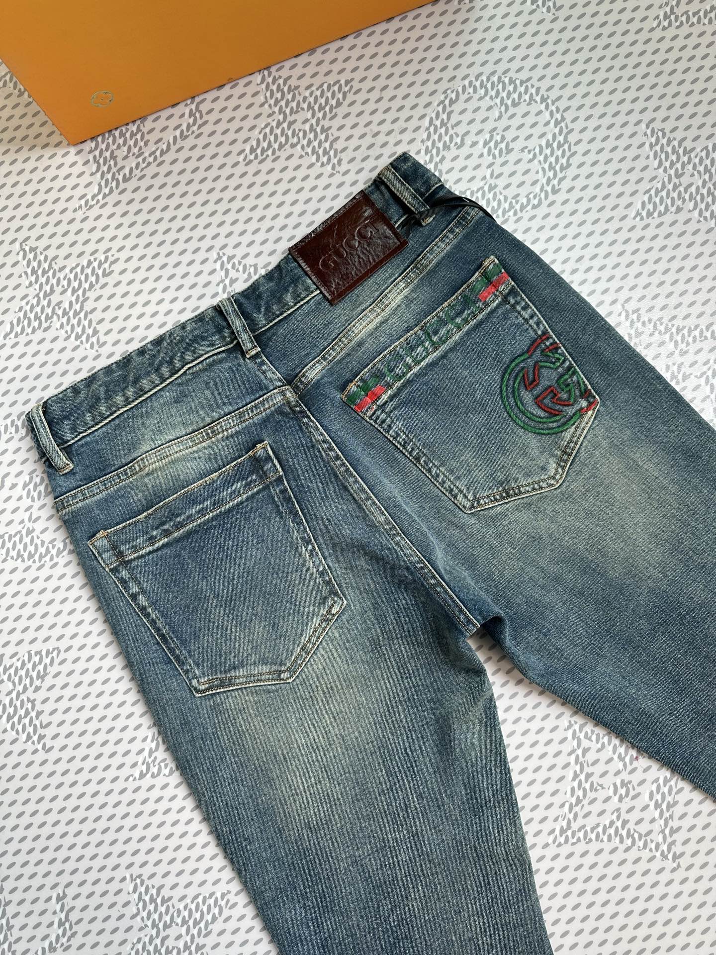 。🔥新款现货上市🔥🔥原单爆款牛仔裤👖超级定制款，原版五金，超级重工工艺，版型超赞👍细节做工无可挑剔！款式