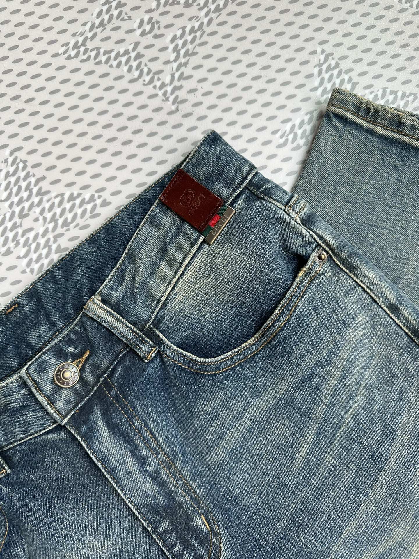 。🔥新款现货上市🔥🔥原单爆款牛仔裤👖超级定制款，原版五金，超级重工工艺，版型超赞👍细节做工无可挑剔！款式