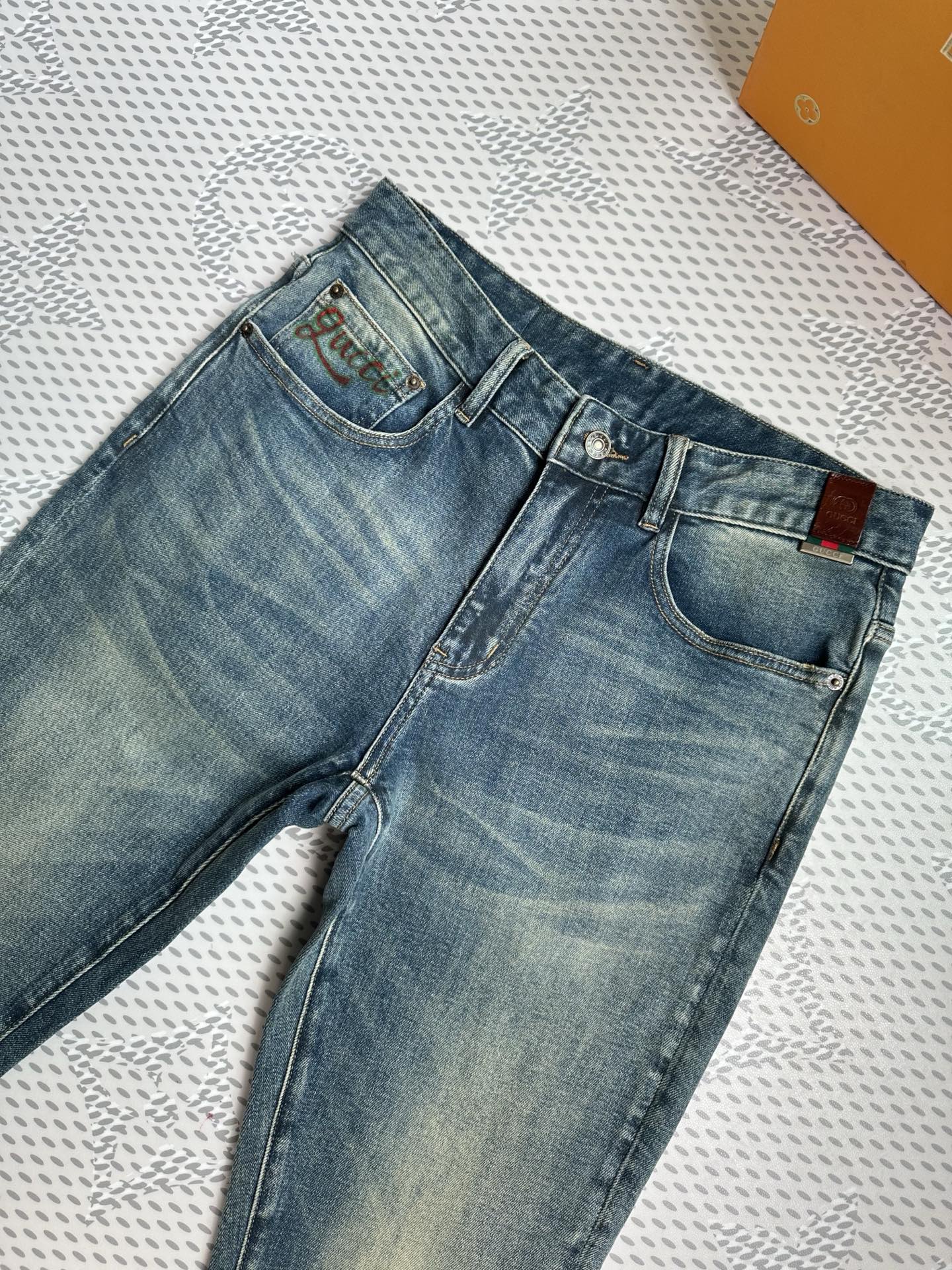 。🔥新款现货上市🔥🔥原单爆款牛仔裤👖超级定制款，原版五金，超级重工工艺，版型超赞👍细节做工无可挑剔！款式
