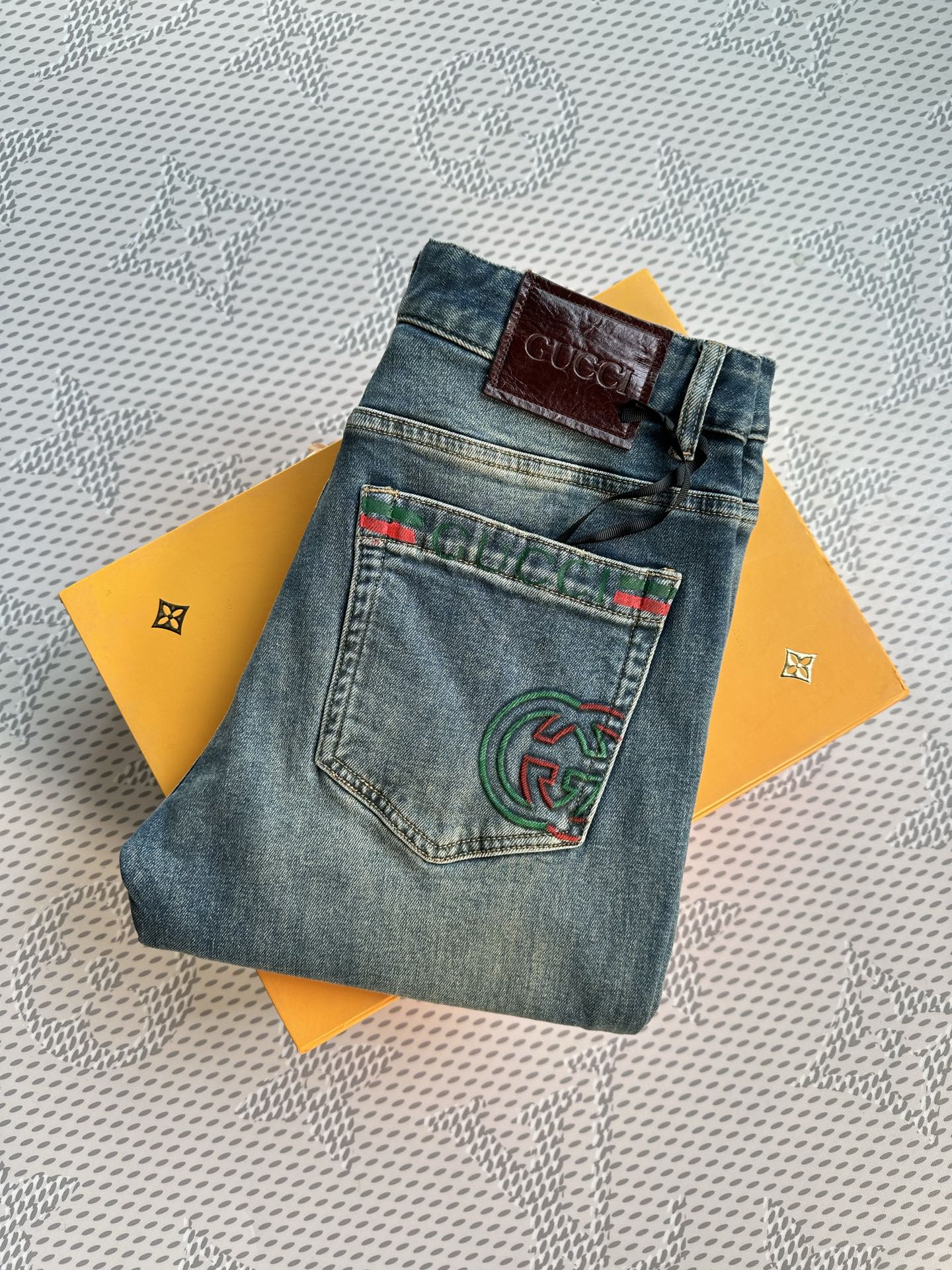 。🔥新款现货上市🔥🔥原单爆款牛仔裤👖超级定制款，原版五金，超级重工工艺，版型超赞👍细节做工无可挑剔！款式