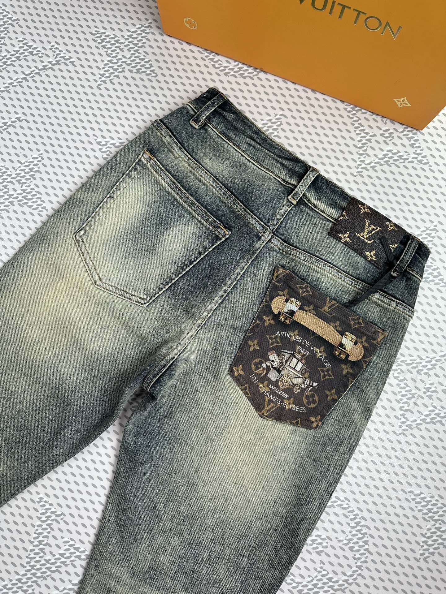 🔥新款现货上市🔥🔥原单爆款牛仔裤👖超级定制款，原版五金，超级重工工艺，版型超赞👍细节做工无可挑剔！款式不