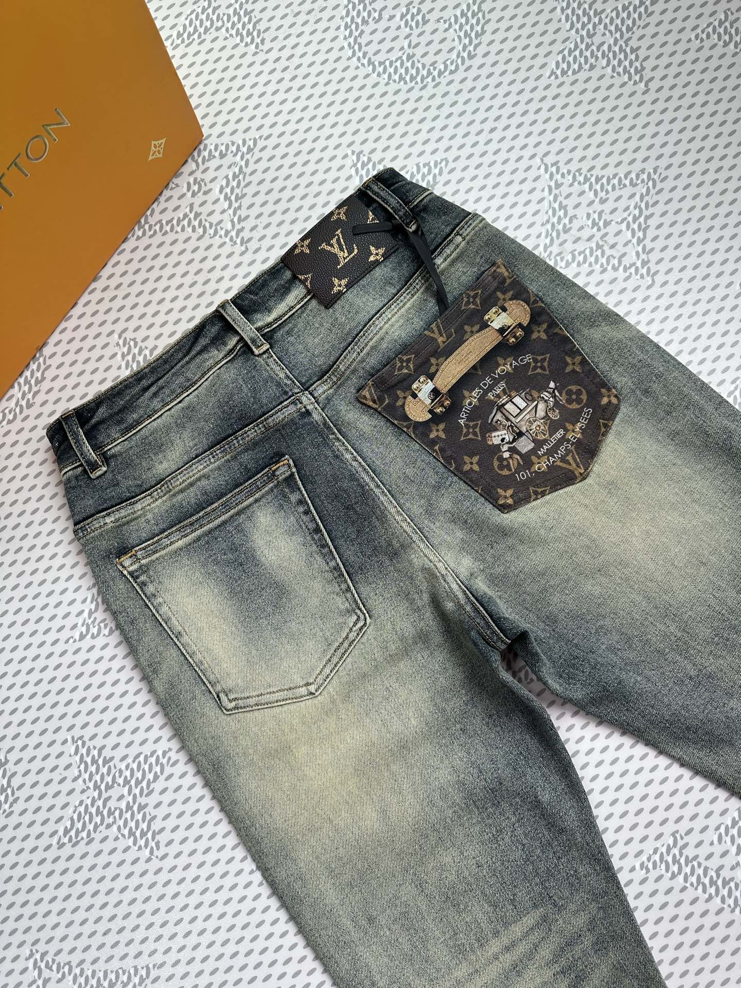 🔥新款现货上市🔥🔥原单爆款牛仔裤👖超级定制款，原版五金，超级重工工艺，版型超赞👍细节做工无可挑剔！款式不