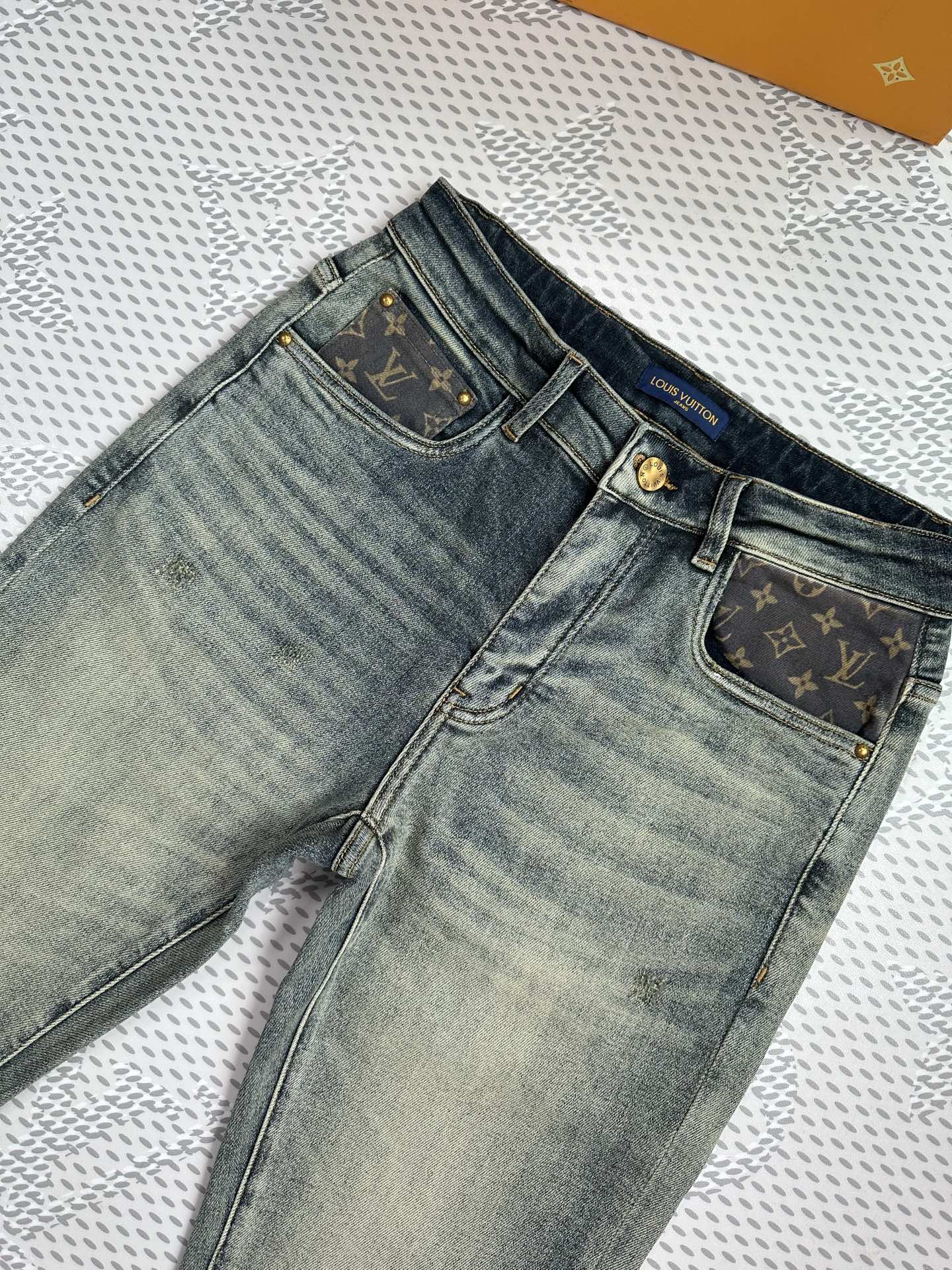 🔥新款现货上市🔥🔥原单爆款牛仔裤👖超级定制款，原版五金，超级重工工艺，版型超赞👍细节做工无可挑剔！款式不